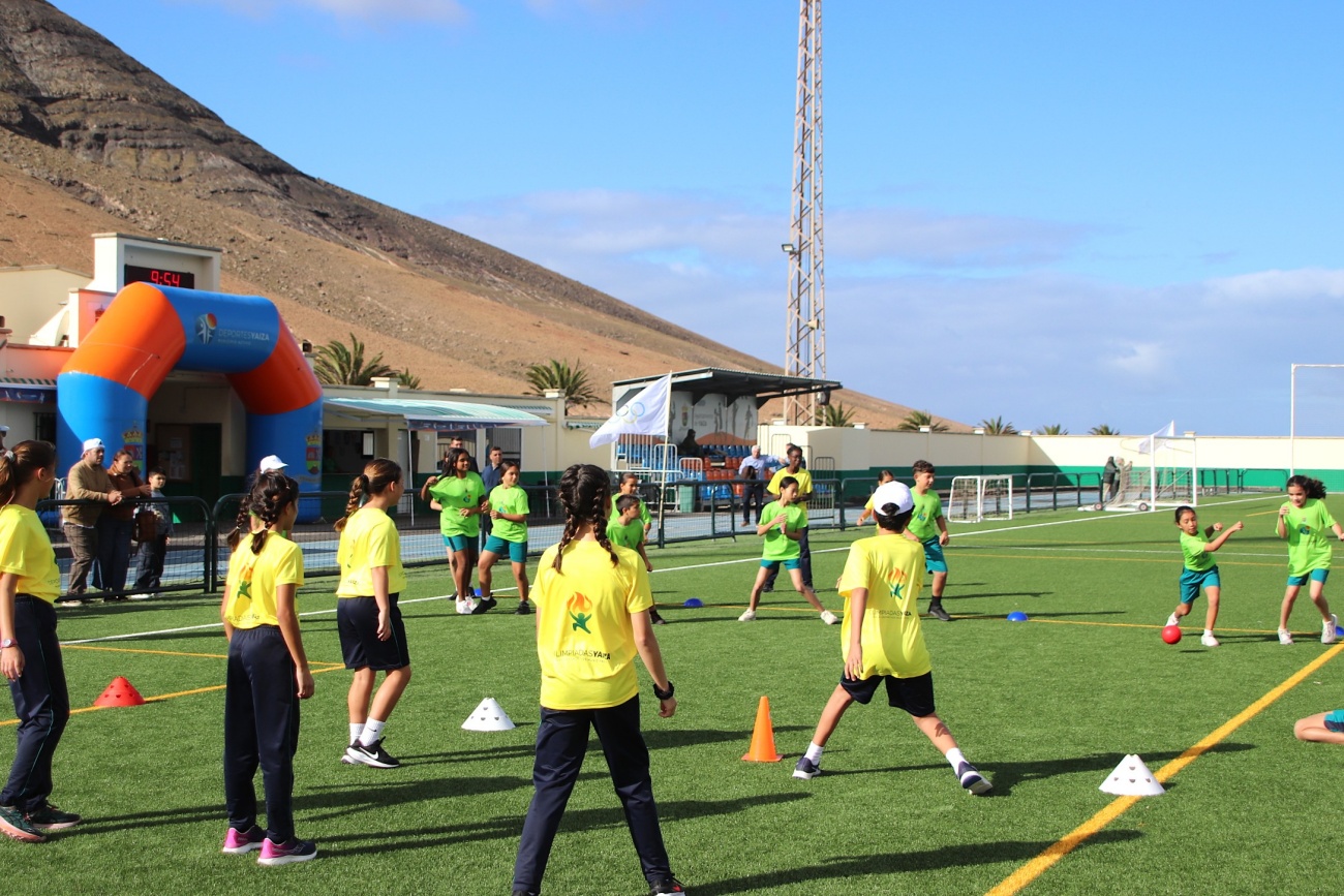 Más de doscientos niños y niñas de cuatro centros educativos disfrutan de la actividad física promoviendo los valores del deporte
