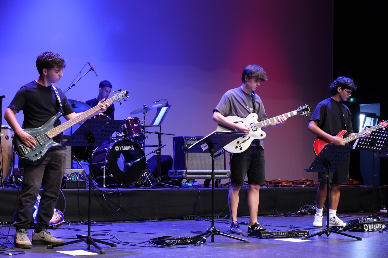 Oswaldo adelanta por la izquierda al Psoe     Oswaldo Betancort, presidente del Cabildo de Lanzarote, puede presumir de haber mejorado, en apenas tres años, la 