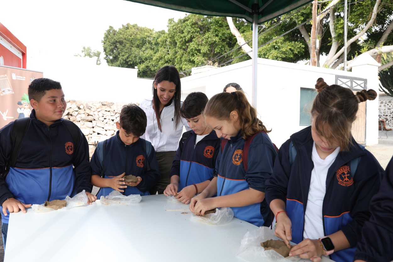 Estudiantes de 6º de Educación Primaria y 1º de ESO podrán conocer diferentes aspectos de la cultura tradicional y su preservación hasta este viernes, 10 de abril Estudiantes de 6º de Educación Primaria y 1º de ESO podrán conocer diferentes aspectos de la cultura tradicional y su preservación hasta este viernes, 10 de abril