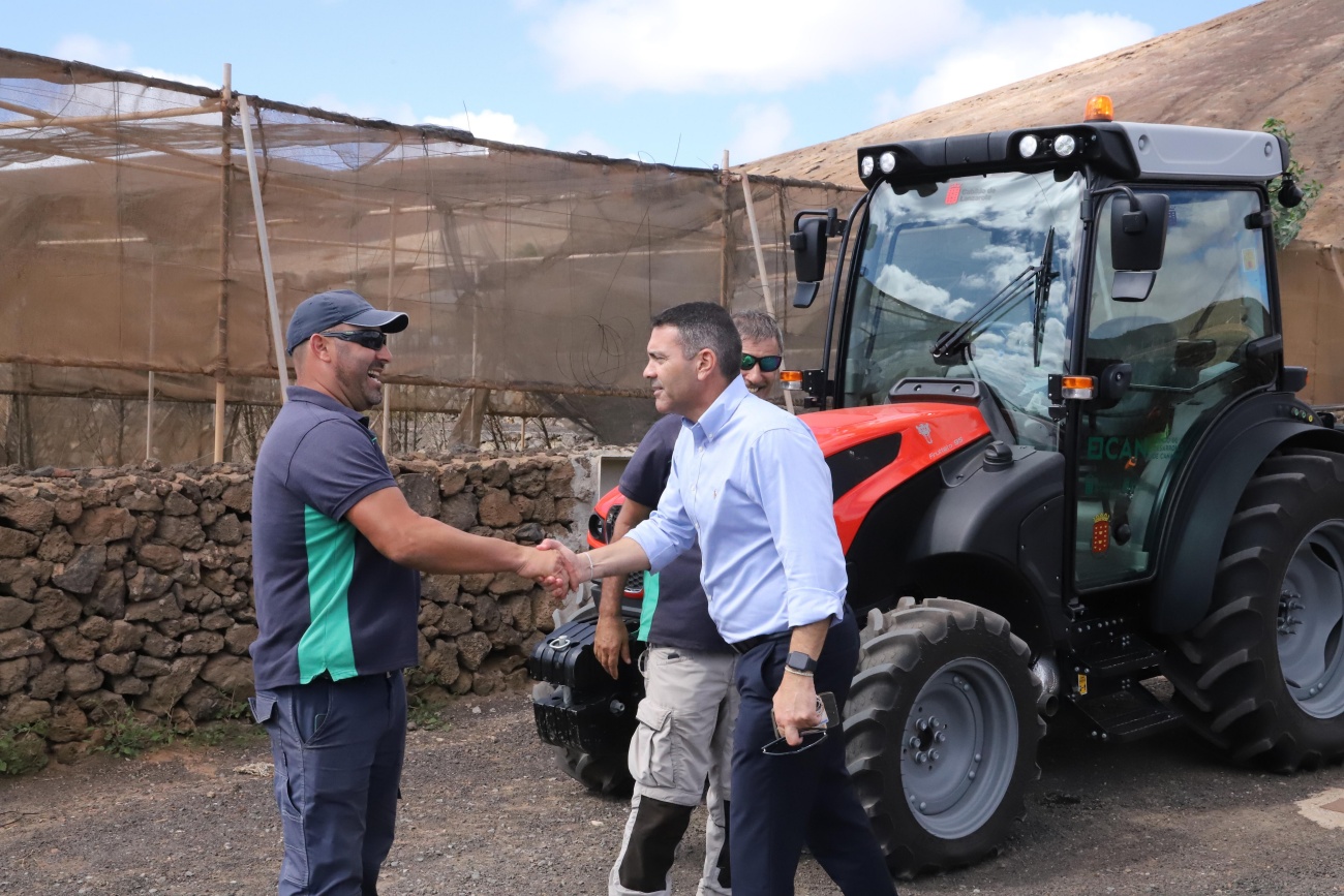 La inversión, cofinanciada por el FDCAN, permitirá completar la mecanización de cultivos y mejorar la competitividad de agricultores y agricultoras de la isla
