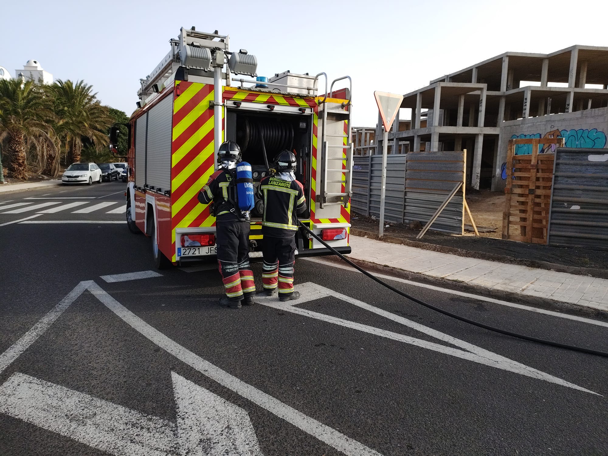 El fuego se produjo junto al edificio ocupado situado frente al complejo Playa Roca y obligó a intervenir al Consorcio de Seguridad y Emergencias y a la Policía Local El fuego se produjo junto al edificio ocupado situado frente al complejo Playa Roca y obligó a intervenir al Consorcio de Seguridad y Emergencias y a la Policía Local
