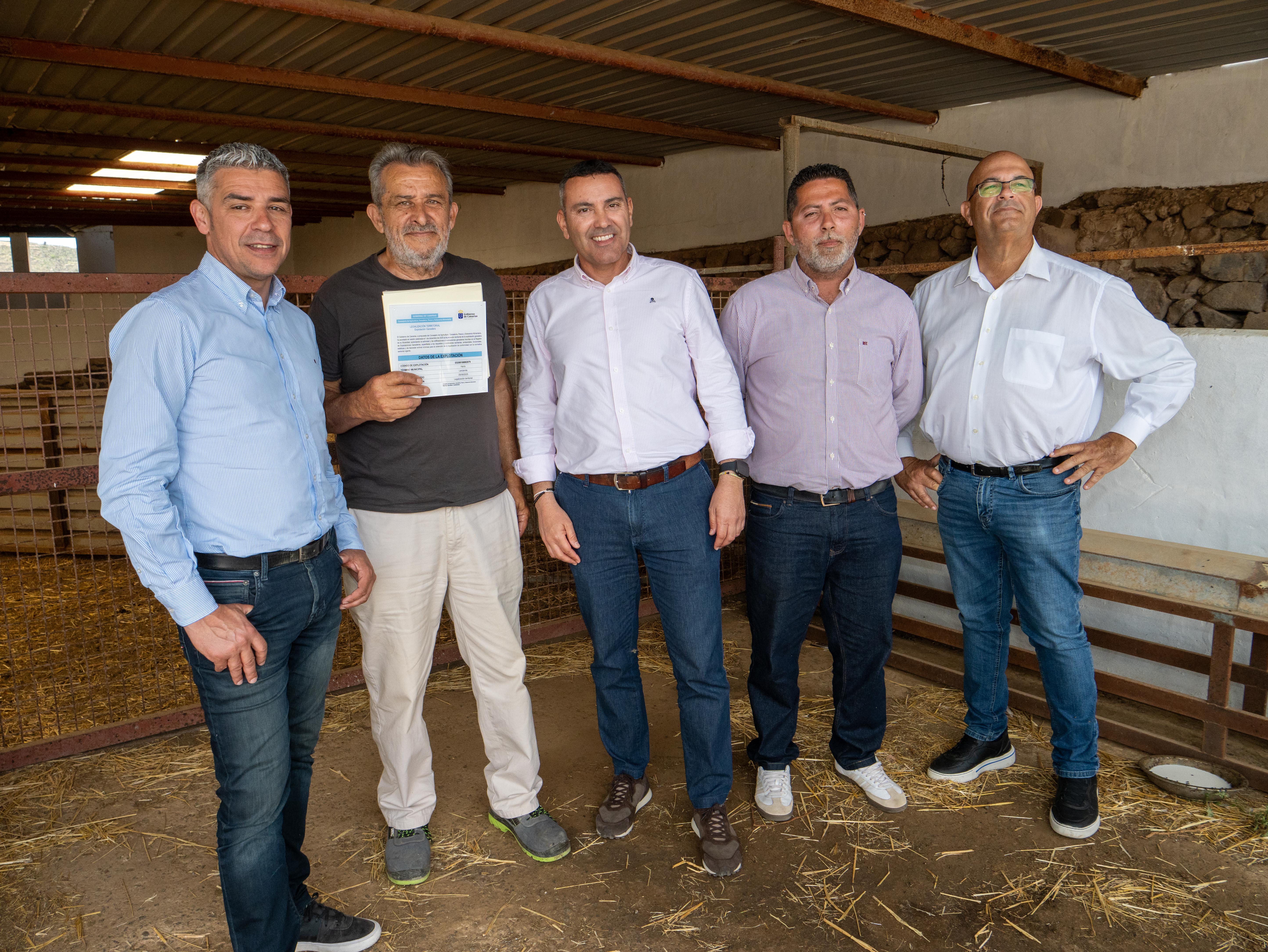 El Gobierno de Canarias entrega la acreditación de legalización a dos explotaciones ganaderas