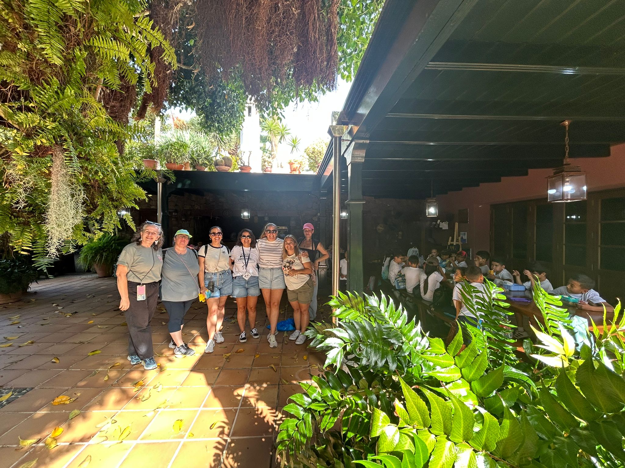 Los estudiantes desayunaron y recorrieron la finca descubriendo la calidad de sus productos y todos sus rincones Los estudiantes desayunaron y recorrieron la finca descubriendo la calidad de sus productos y todos sus rincones