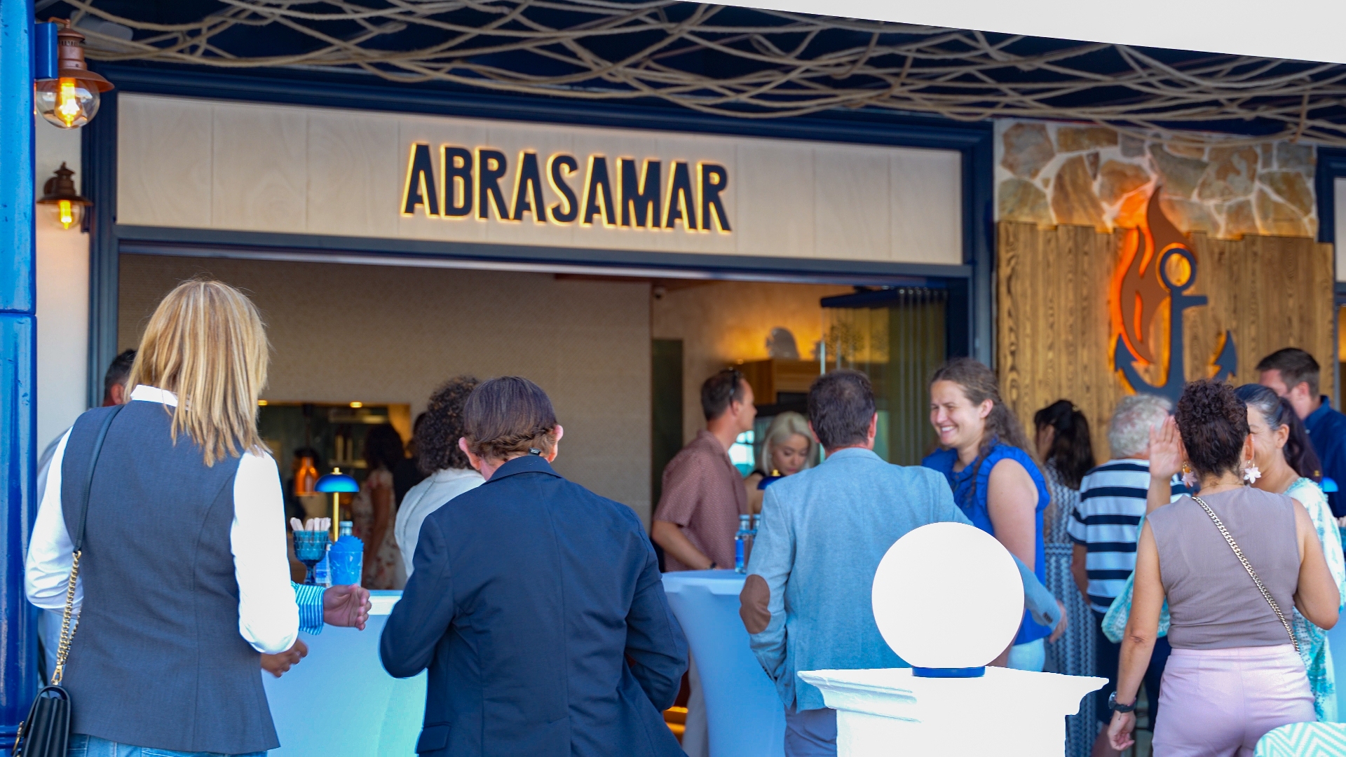La marina incorpora nuevas propuestas culinarias y refuerza una oferta diversa que consolida a Puerto Calero como uno de los grandes referentes gastronómicos de Lanzarote La marina incorpora nuevas propuestas culinarias y refuerza una oferta diversa que consolida a Puerto Calero como uno de los grandes referentes gastronómicos de Lanzarote