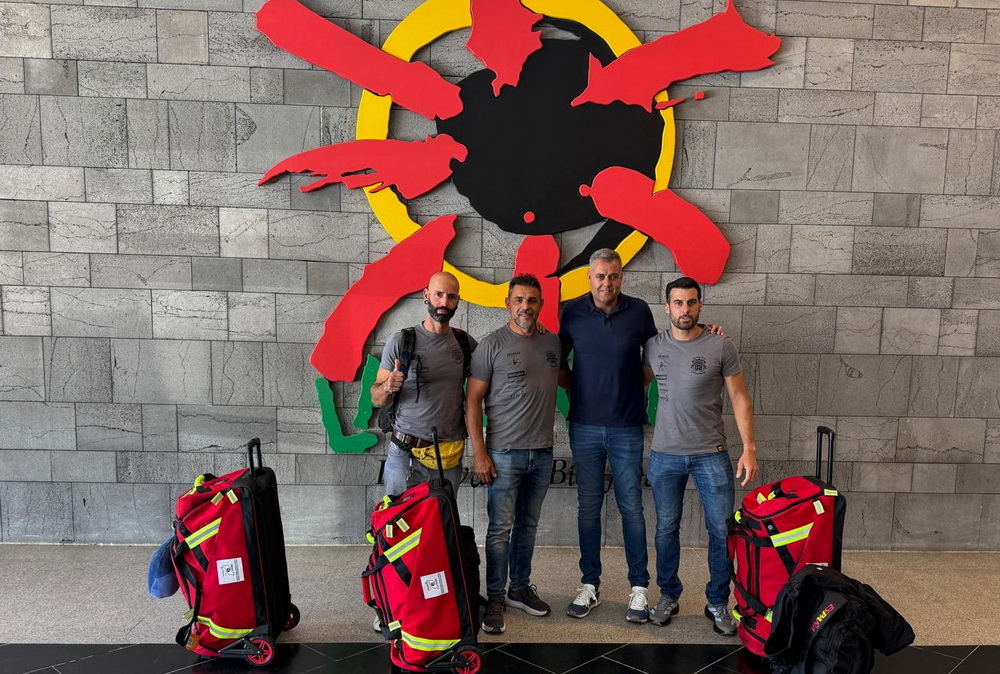 Aparicio junto a los bomberos