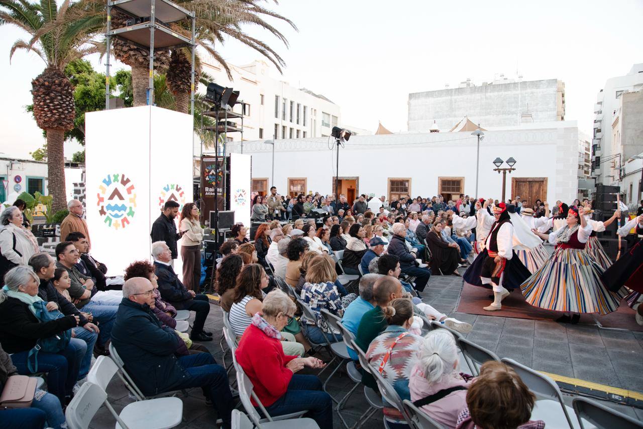 Arrecife se convirtió en un punto de encuentro de música, folclore, juegos tradicionales, luchada canaria, gastronomía y cultura atlántica Arrecife se convirtió en un punto de encuentro de música, folclore, juegos tradicionales, luchada canaria, gastronomía y cultura atlántica