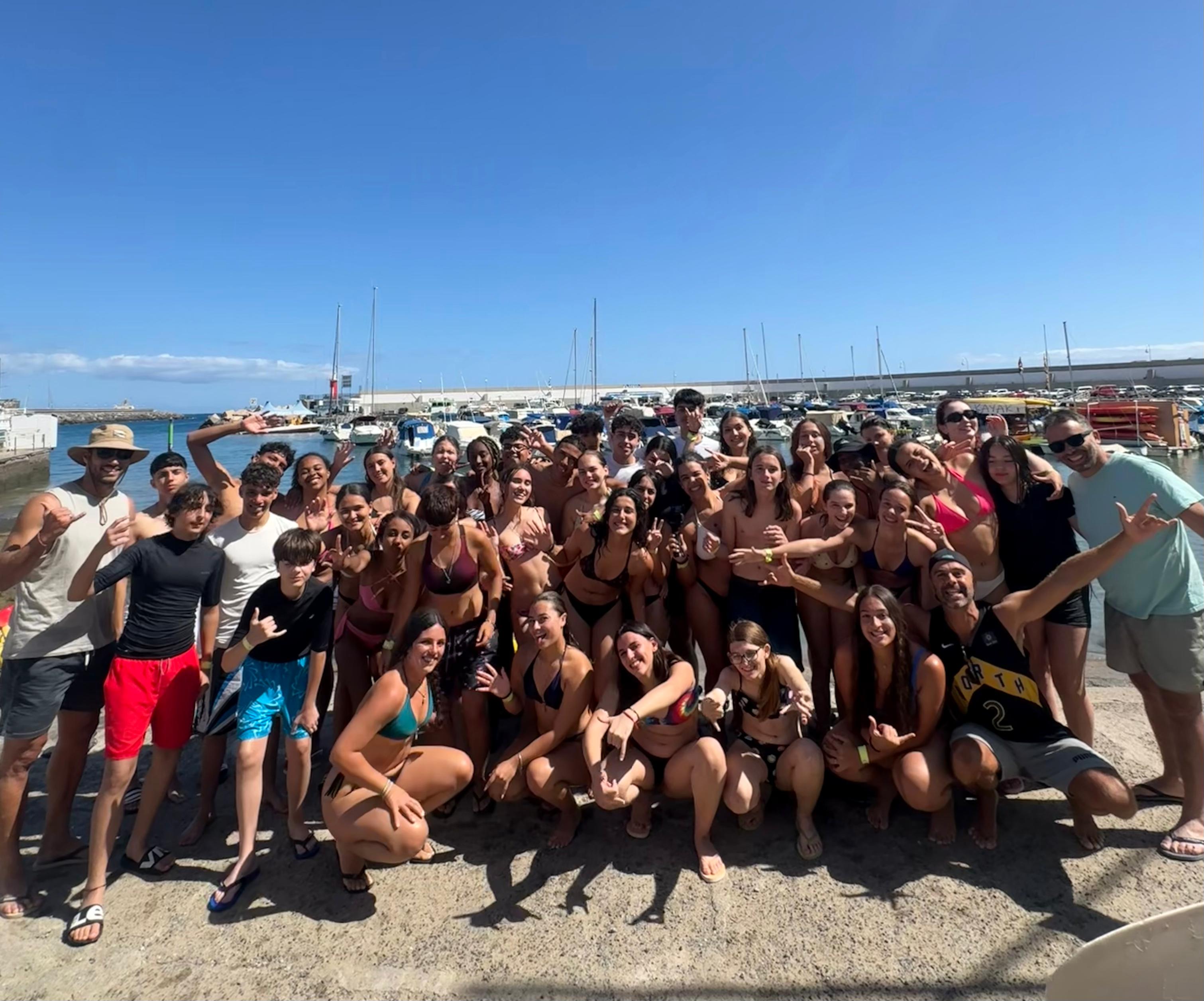 La iniciativa reunió este fin de semana a cuarenta jóvenes en una convivencia marcada por el deporte, el aprendizaje, el mar y el crecimiento personal La iniciativa reunió este fin de semana a cuarenta jóvenes en una convivencia marcada por el deporte, el aprendizaje, el mar y el crecimiento personal