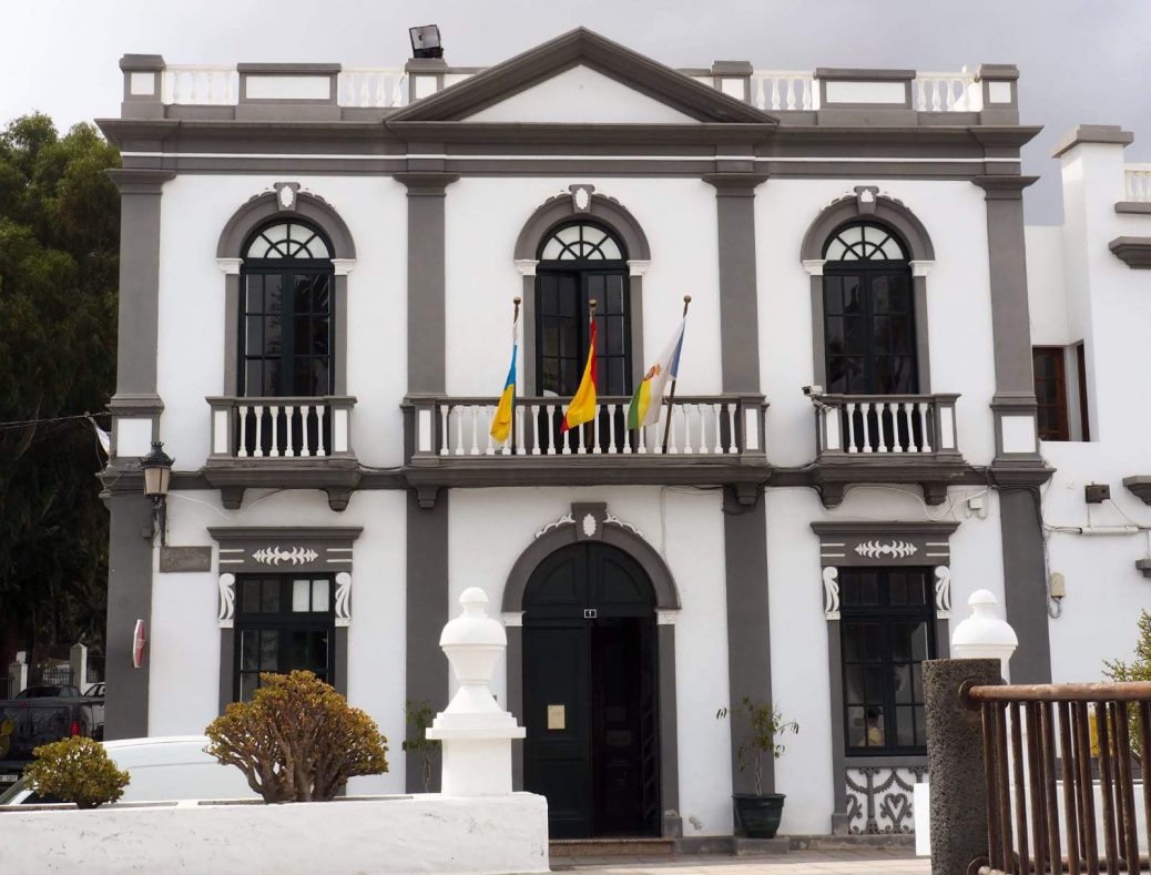 El documento establece las líneas de ayuda que incluyen becas al transporte, partidas para rehabilitación de viviendas e impulso a las escuelas deportivas