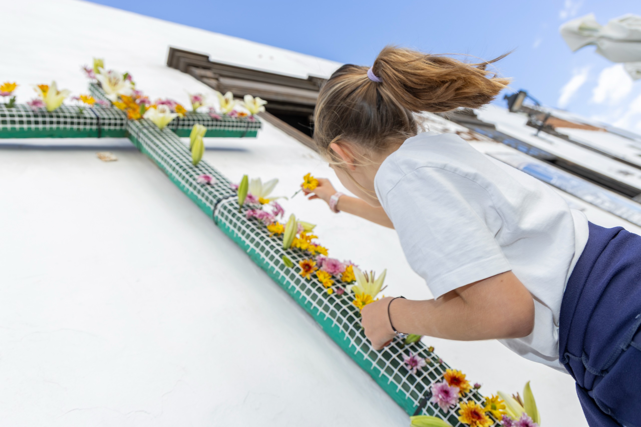 Teguise llena "sus cruces" de flores