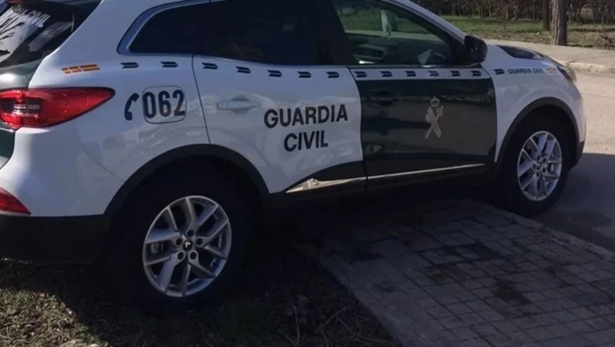 La Guardia Civil investiga las circunstancias en las que la menor fue hallada dentro del vehículo por la tarde