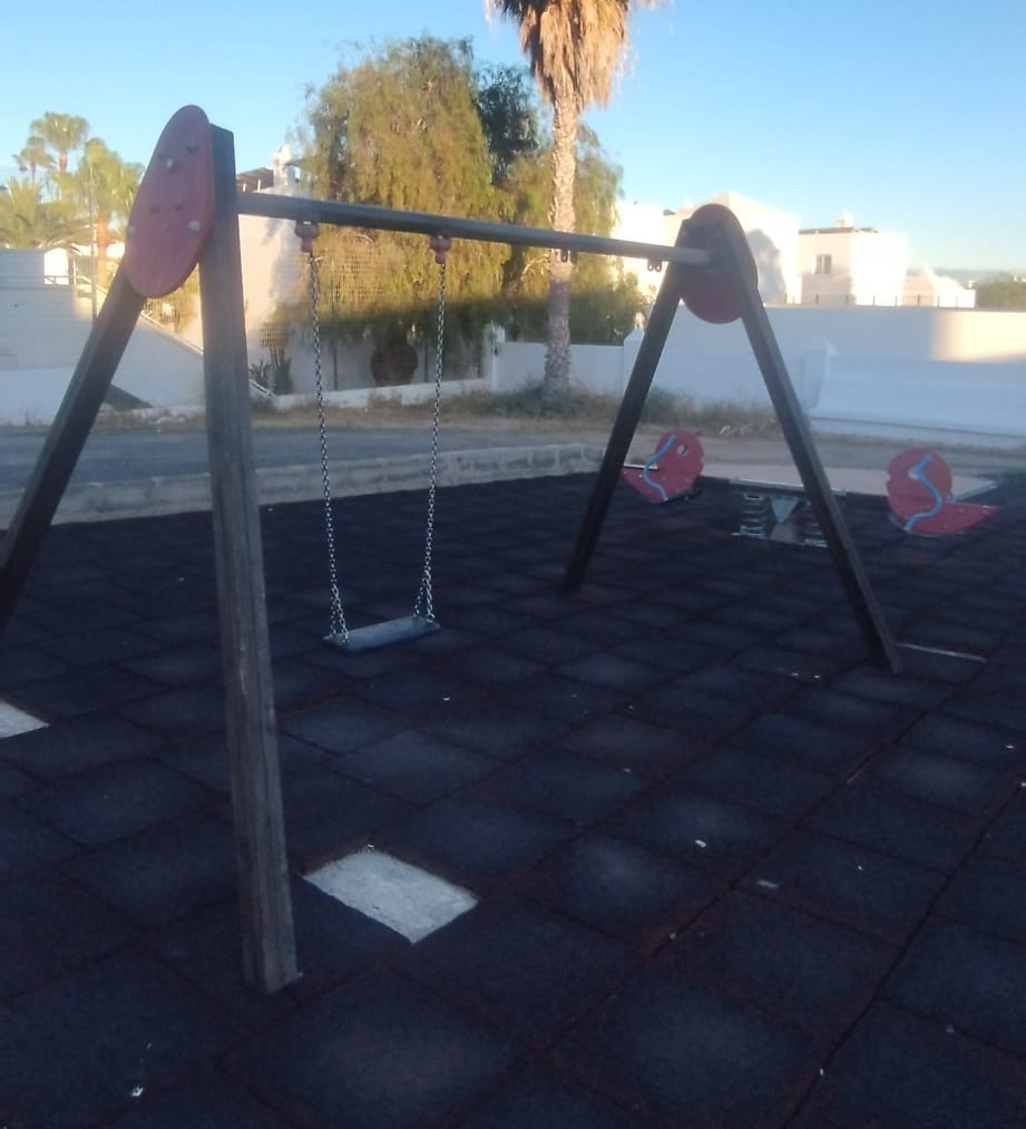 CC critica que se cuatriplique el parque infantil de Matagorda, mientras que los del resto de los pueblos del municipio están “rotos y sucios