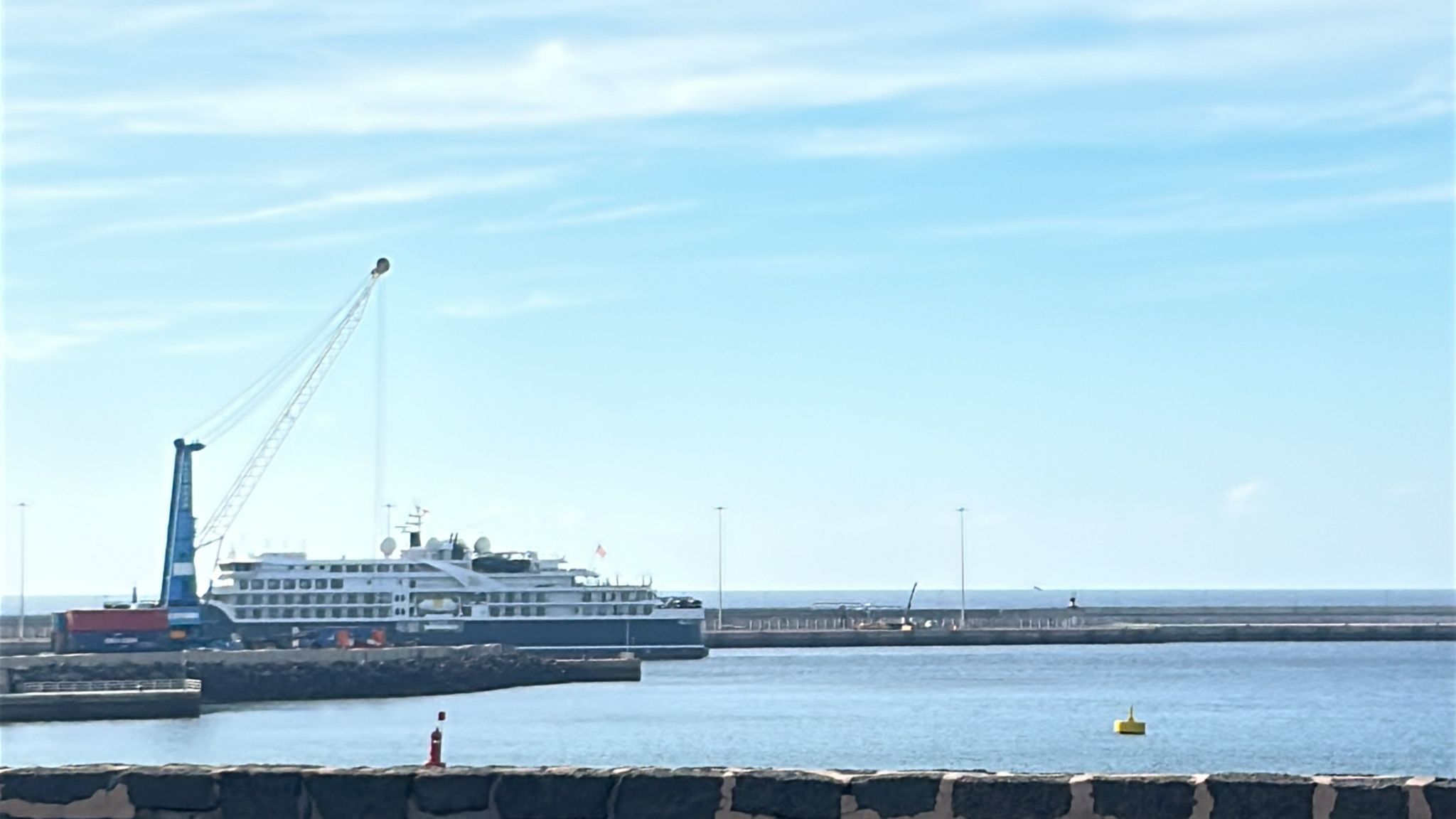 Se trata de un barco de la misma compañía que está atracado en Los Mármoles sin ninguna relación