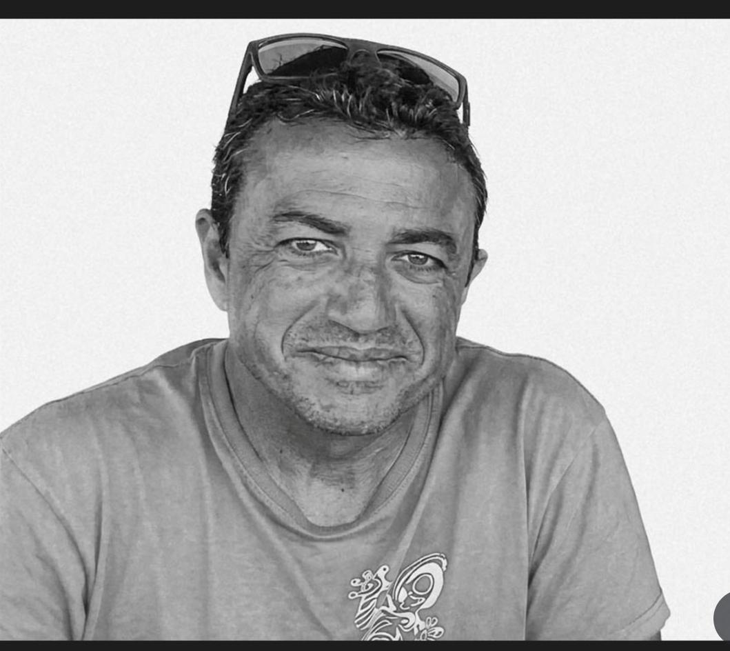 El conocido surfista de 53 años era una figura muy querida en la isla y viajaba con frecuencia a los atolones del archipiélago asiático en busca de olas