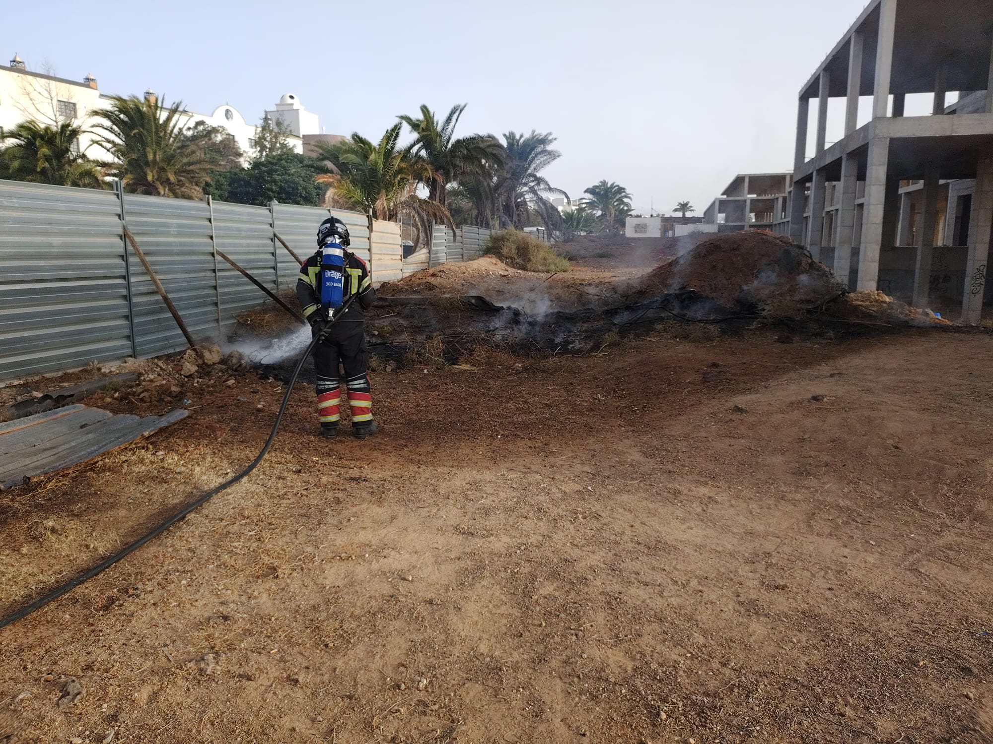El fuego se produjo junto al edificio ocupado situado frente al complejo Playa Roca y obligó a intervenir al Consorcio de Seguridad y Emergencias y a la Policía Local El fuego se produjo junto al edificio ocupado situado frente al complejo Playa Roca y obligó a intervenir al Consorcio de Seguridad y Emergencias y a la Policía Local