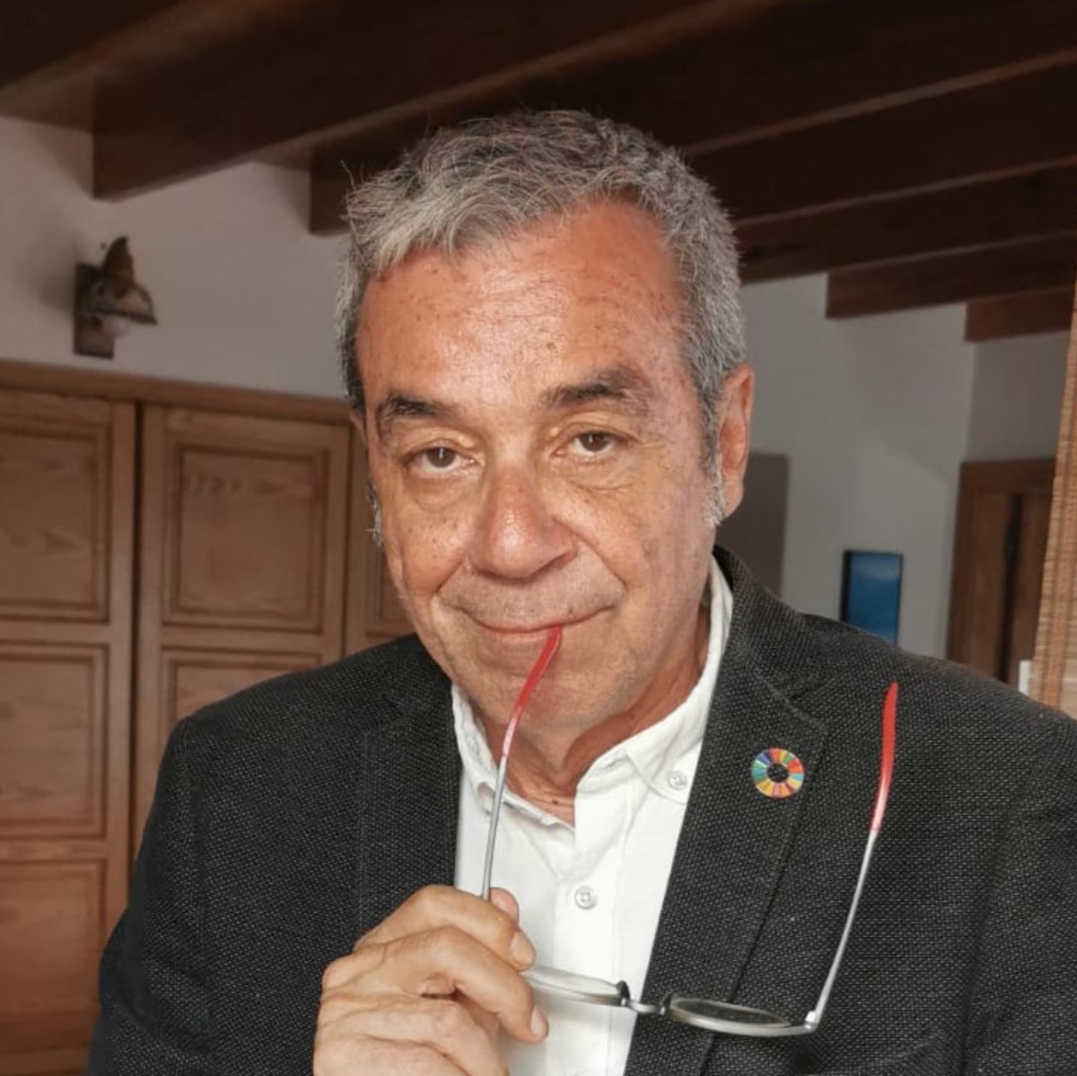 “Una de dos, o histeria impropia de un presidente de Canarias,  o un cálculo electoralista miserable, igual de impropio aunque no por ello desacostumbrado.  La sobreactuación de Fernando Clavijo con respecto a la llegada a Canarias del MV Hondius supone, además de un ridículo espantoso, una exhibición lamentable de populismo ramplón y de la más absoluta falta de talla humana y política.