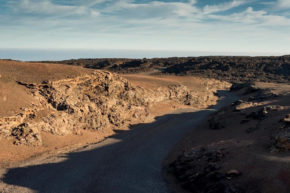 El consejero socialista Benjamín Perdomo acusa al Gobierno insular de “perder tres años” negando una medida que ahora asume como solución para descongestionar el acceso al Parque Nacional de Timanfaya