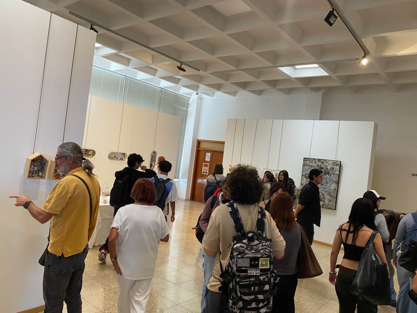 Su nueva muestra dialoga con la memoria, la feminidad y la transformación