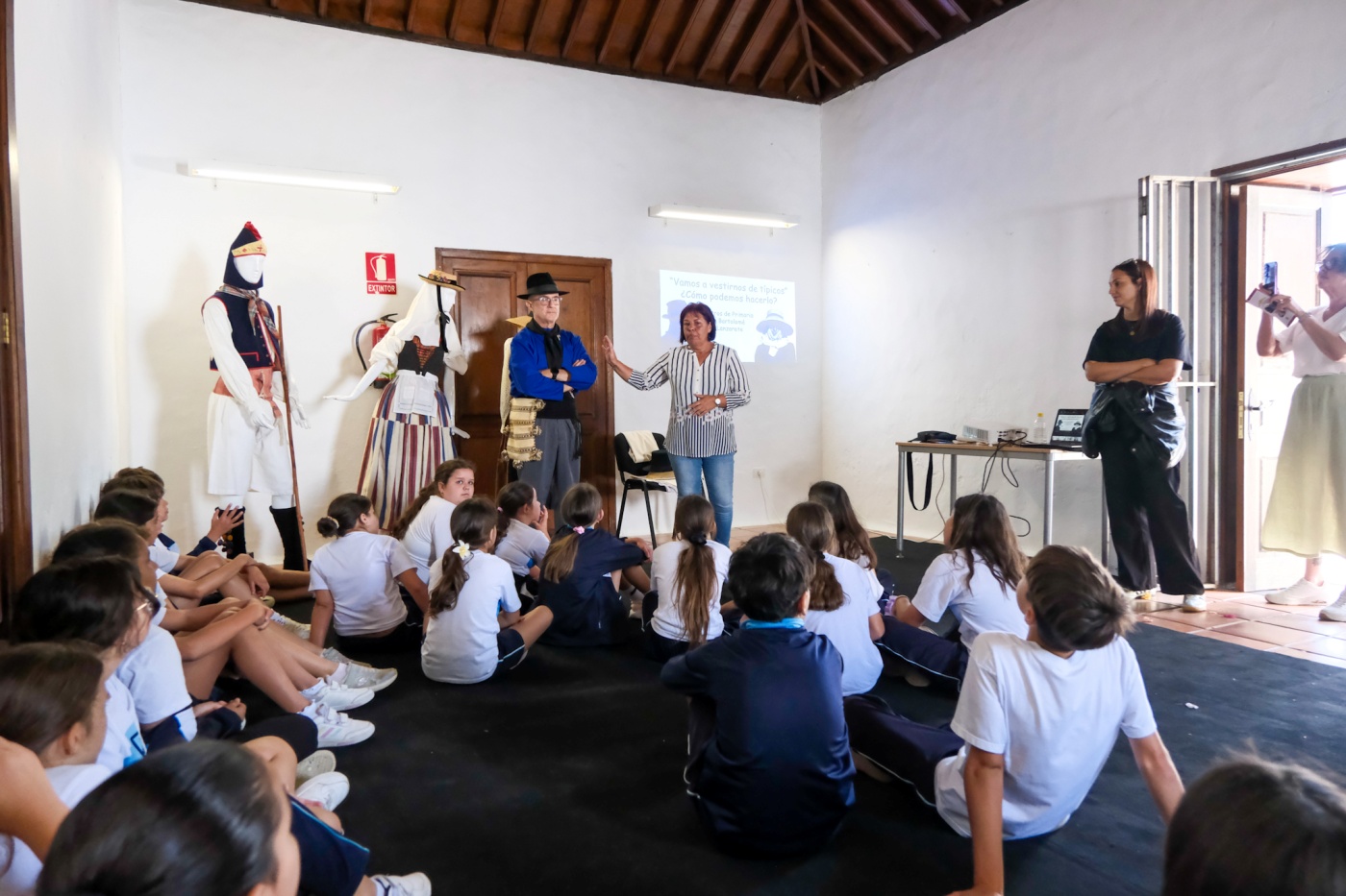 El alumnado de 5º de Primaria descubre el valor etnográfico y el uso correcto de la ropa típica canaria