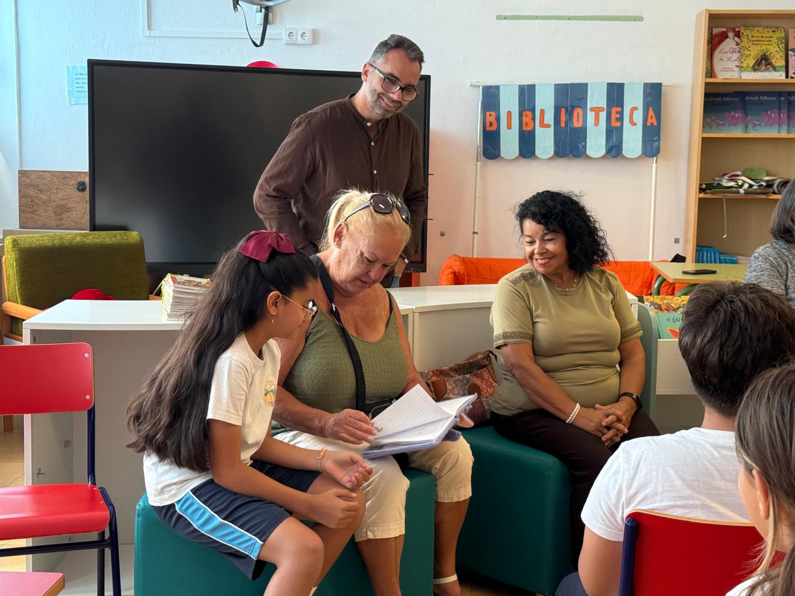 La iniciativa impulsada por las concejalías de Educación y Mayores tiende puentes entre generaciones mediante el intercambio de experiencias de vida La iniciativa impulsada por las concejalías de Educación y Mayores tiende puentes entre generaciones mediante el intercambio de experiencias de vida
