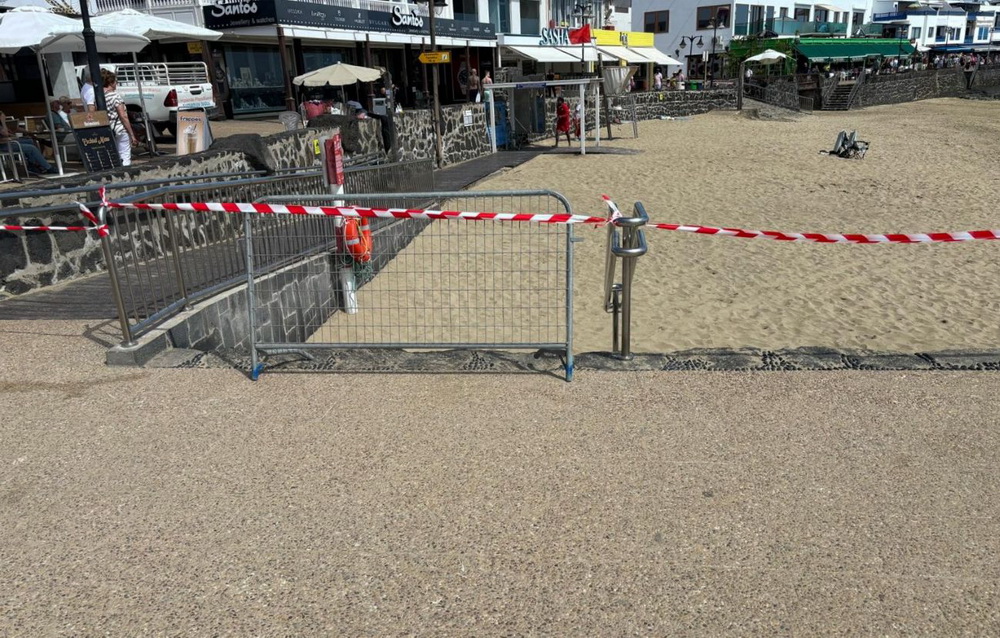 Prohibido el ba&ntilde;o en la playa peque&ntilde;a de Playa Blanca