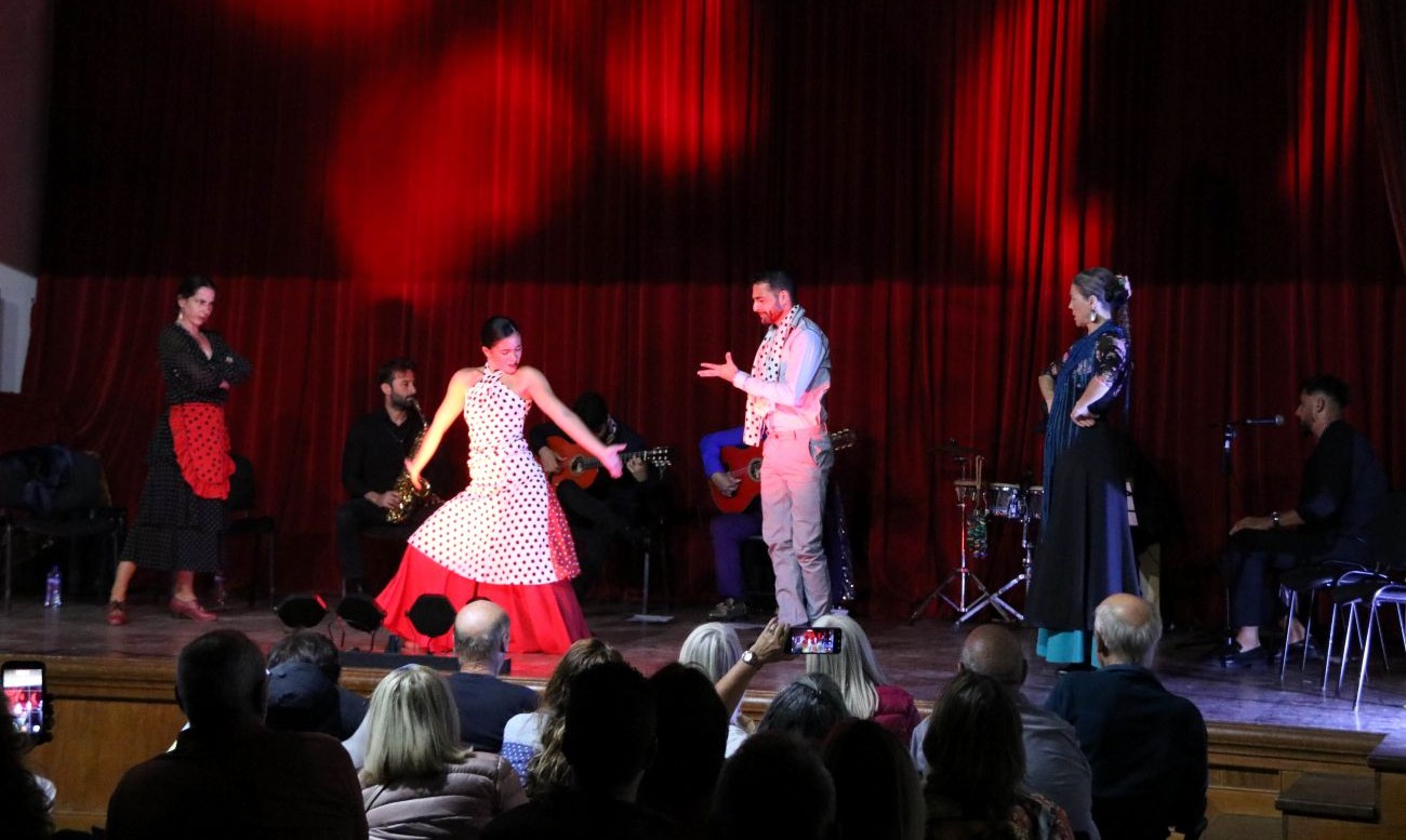 El público ovaciona de pie el estreno del espectáculo de Antonio de la Rosa y Flamenco Fusion El público ovaciona de pie el estreno del espectáculo de Antonio de la Rosa y Flamenco Fusion