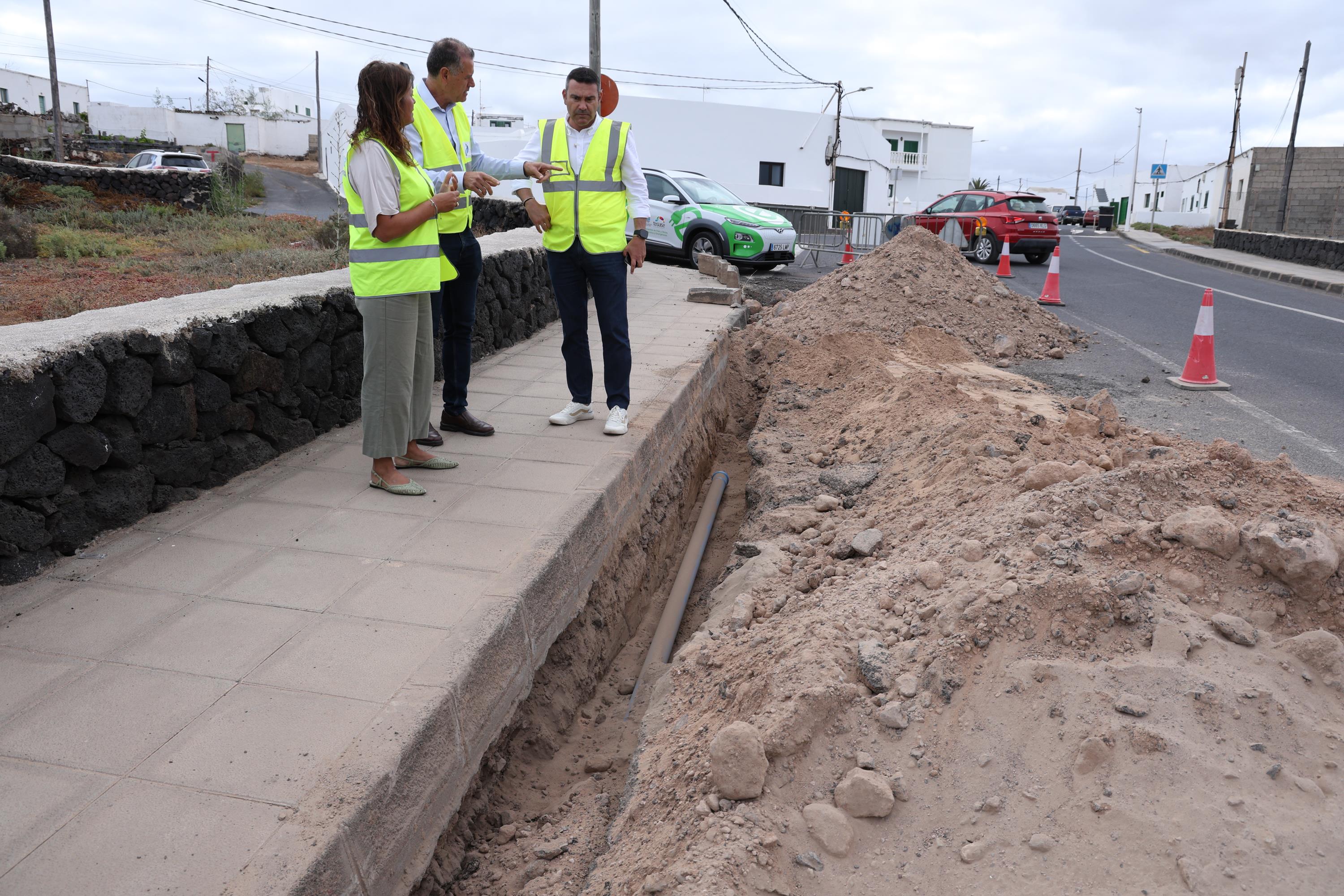 Las obras, que cuentan con una inversión superior a los 261.000 euros, permitirán renovar conducciones deterioradas y reforzar el transporte de agua Las obras, que cuentan con una inversión superior a los 261.000 euros, permitirán renovar conducciones deterioradas y reforzar el transporte de agua