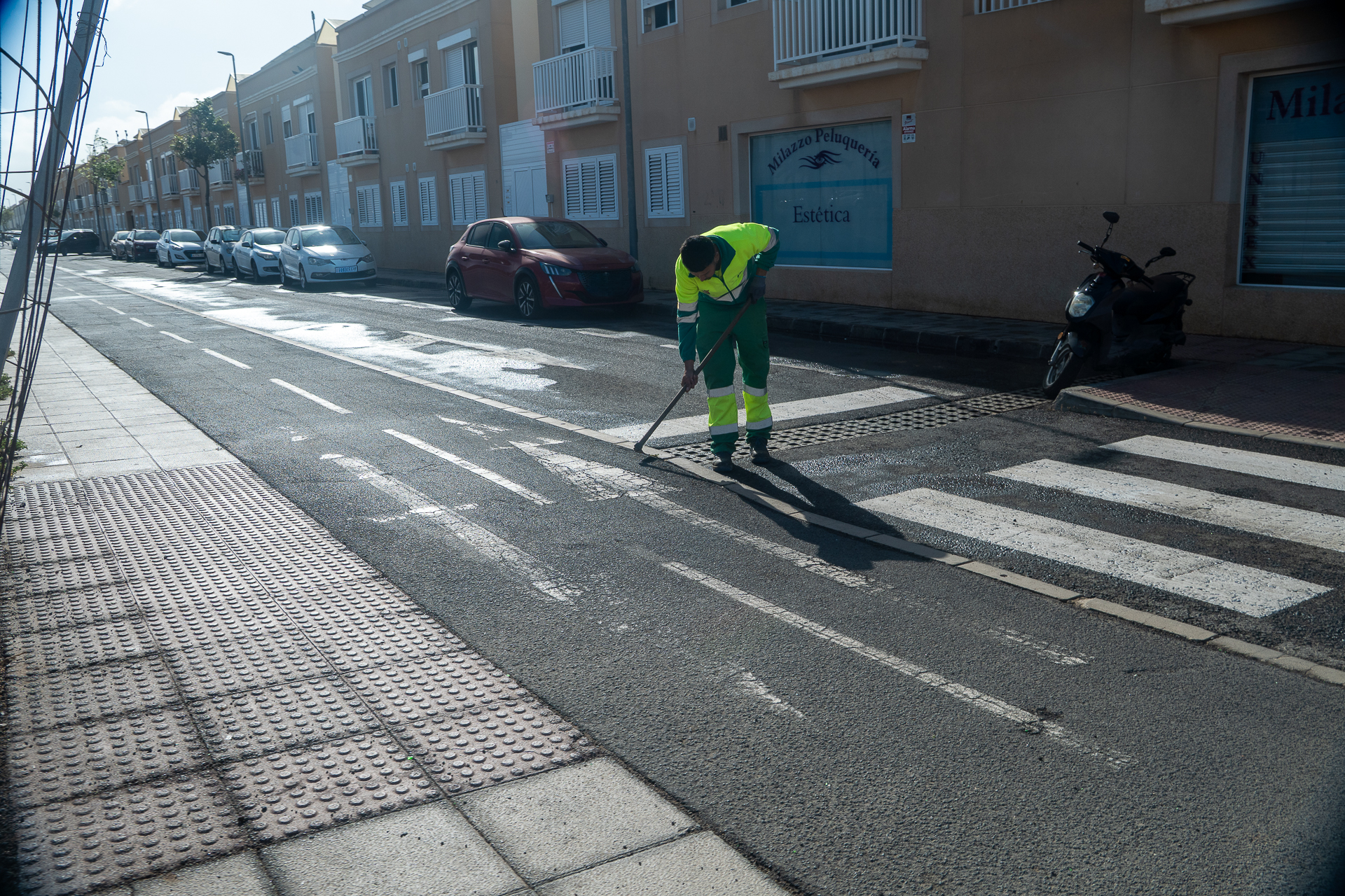 La iniciativa, desarrollada de forma conjunta por las áreas de Limpieza y Empleo, mantiene su despliegue semanal desde su puesta en marcha en marzo