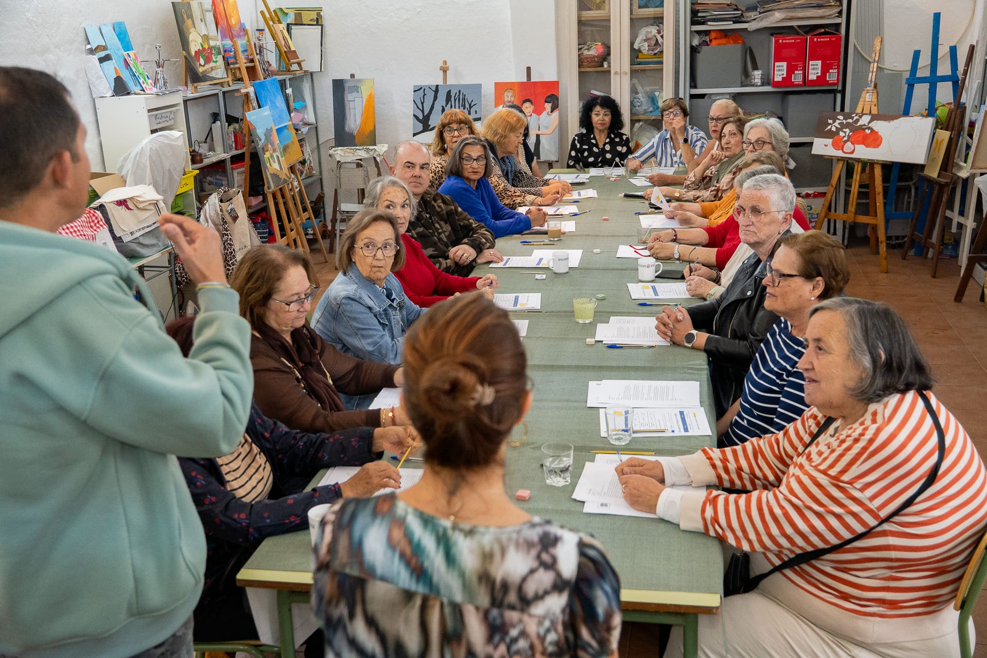Medio centenar de estudiantes de Primaria y usuarias del Aula de La Destila comparten experiencias, emociones y aprendizaje a través de la escritura Medio centenar de estudiantes de Primaria y usuarias del Aula de La Destila comparten experiencias, emociones y aprendizaje a través de la escritura