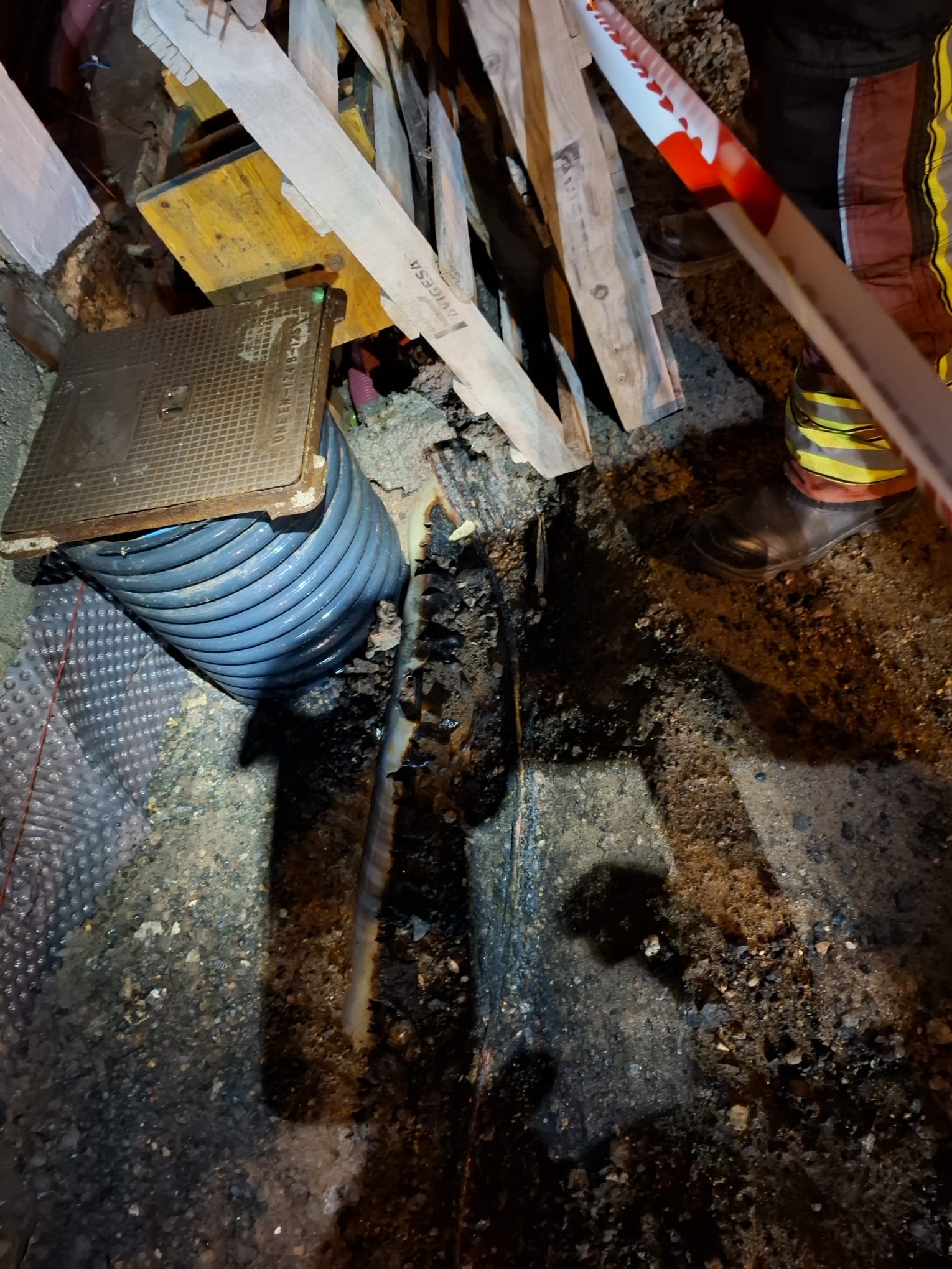 La rápida intervención de los bomberos evitó que las llamas se propagaran a otros elementos de la instalación eléctrica