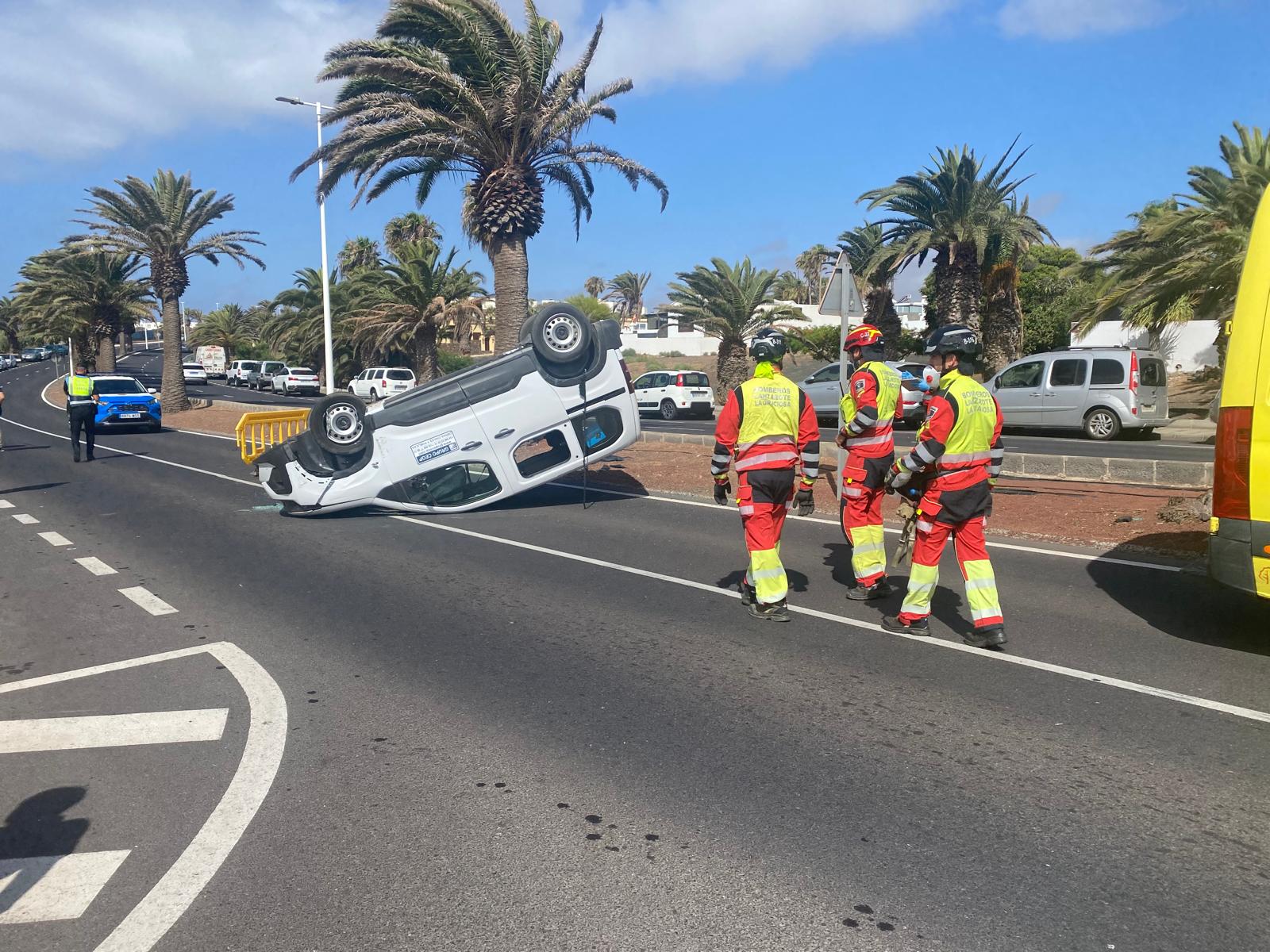 https://www.lancelotdigital.com/sucesos/espectacular-vuelco-en-costa-teguise-un-vehiculo-acaba-sobre-su-techo