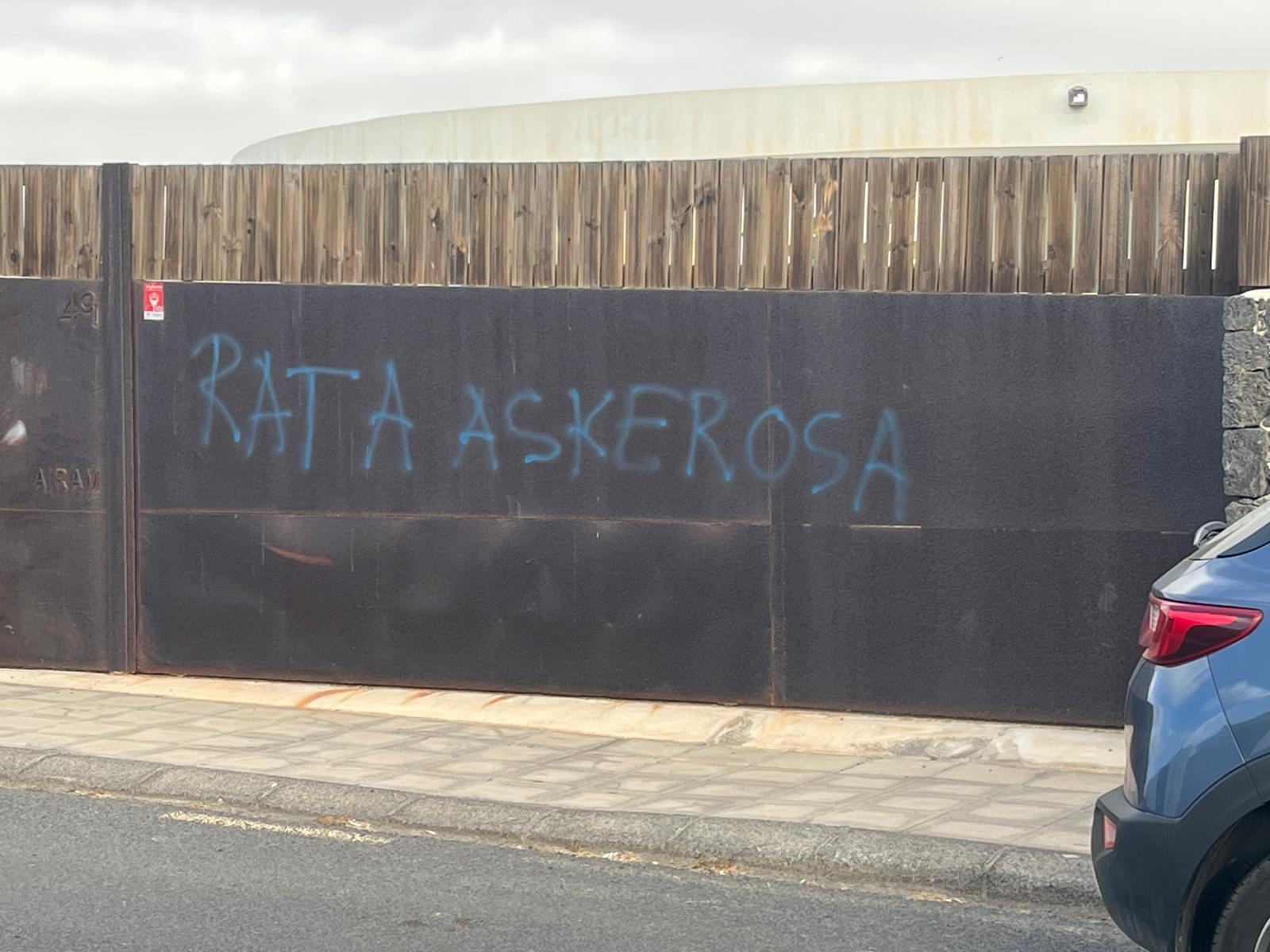 Los vecinos de la urbanización condenan este acto vandálico contra el expresidente del Gobierno de España Los vecinos de la urbanización condenan este acto vandálico contra el expresidente del Gobierno de España
