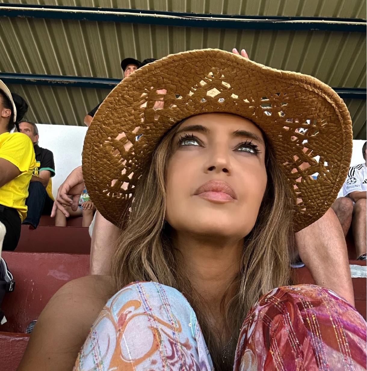 Sara Carbonero disfruta del f&uacute;tbol de su hijo en San Bartolom&eacute;