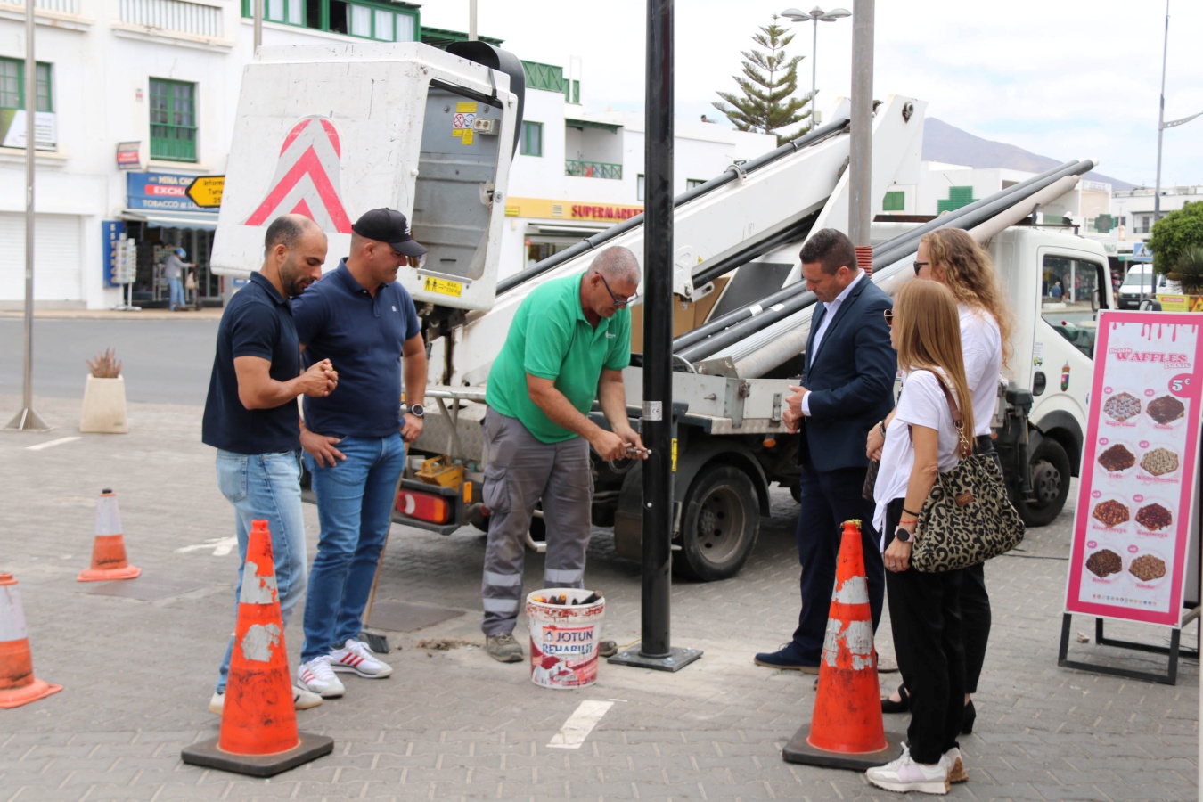 El Ayuntamiento invierte 27.000 euros de fondos propios en la sustitución de las luminarias deterioradas por unas nuevas con tecnología led El Ayuntamiento invierte 27.000 euros de fondos propios en la sustitución de las luminarias deterioradas por unas nuevas con tecnología led