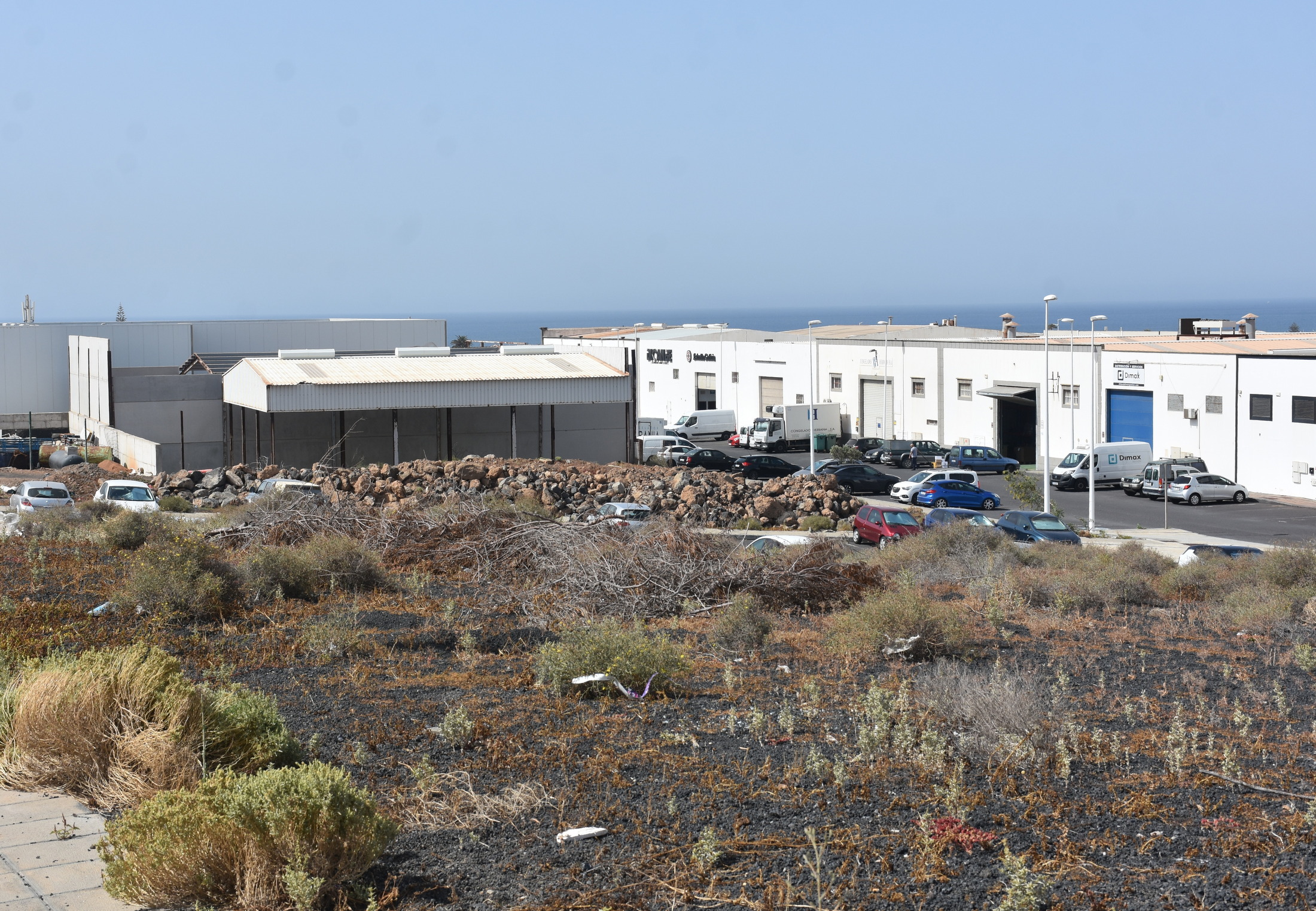 El Gobierno de Canarias confirma un nuevo edificio sanitario de 1.800 metros cuadrados y urgencias, mientras el Ayuntamiento exige mantenerlo en el centro de la localidad y ampliar el proyecto con aparcamientos El Gobierno de Canarias confirma un nuevo edificio sanitario de 1.800 metros cuadrados y urgencias, mientras el Ayuntamiento exige mantenerlo en el centro de la localidad y ampliar el proyecto con aparcamientos