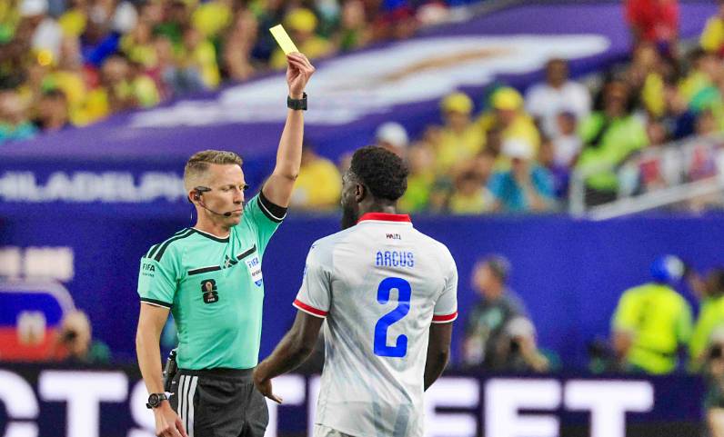 Solvente actuaci&oacute;n en el debut mundialista del &aacute;rbitro conejero Alejandro Hern&aacute;ndez