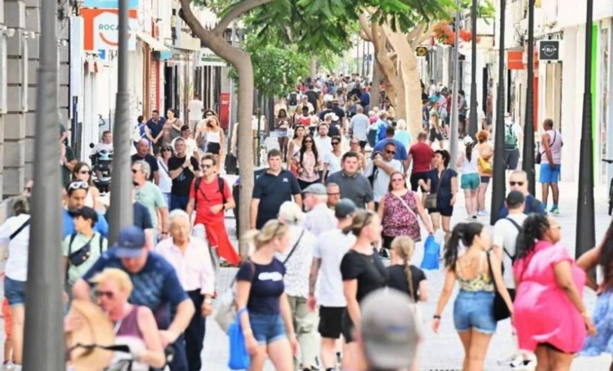 La CEL expone al Cabildo los retos de la doble insularidad y la presión del comercio online