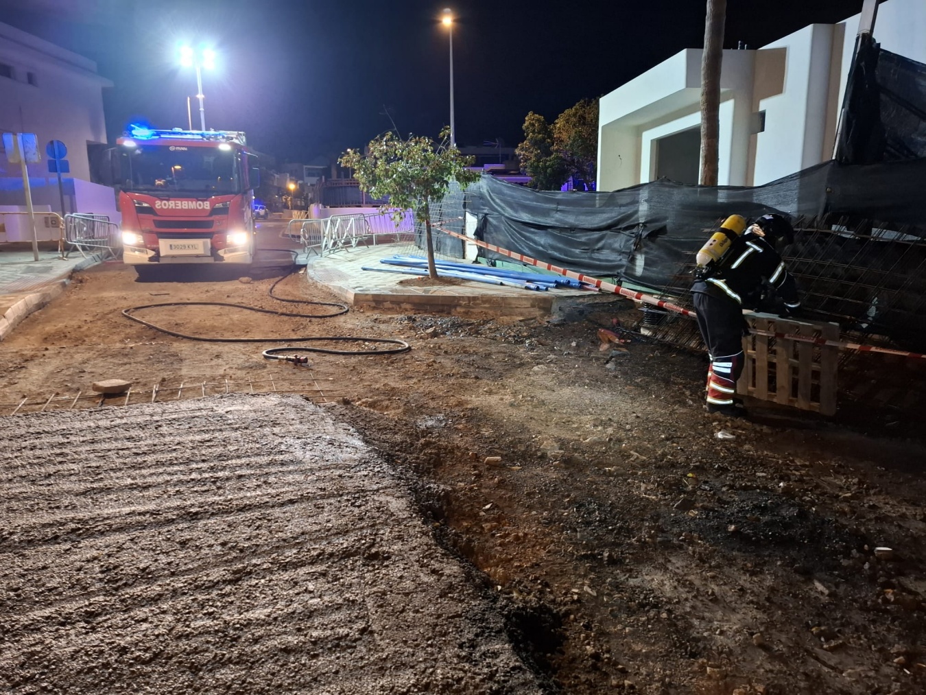 La rápida intervención de los bomberos evitó que las llamas se propagaran a otros elementos de la instalación eléctrica