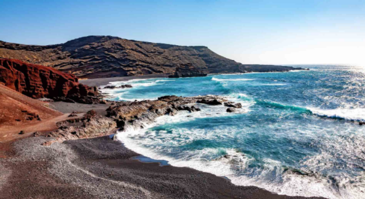 Temperaturas de 12 a 20 grados en invierno y carreteras lisas con poco tráfico convirtieron a Lanzarote en el lugar preferido para campos de entrenamiento ciclista fuera de temporada con eventos como la Vuelta Ciclista a Lanzarote 2026. Temperaturas de 12 a 20 grados en invierno y carreteras lisas con poco tráfico convirtieron a Lanzarote en el lugar preferido para campos de entrenamiento ciclista fuera de temporada con eventos como la Vuelta Ciclista a Lanzarote 2026.