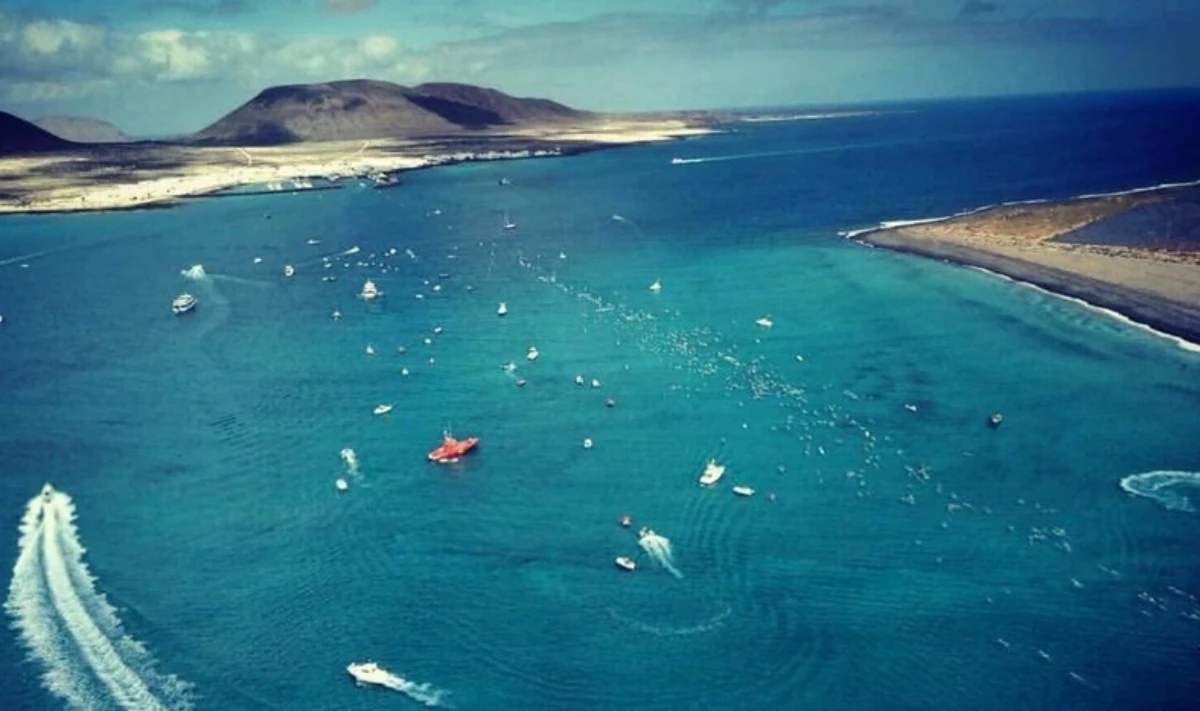 Centenares de nadadores volverán a congregarse para recorrer los 2.600 metros de distancia que separa ambas islas