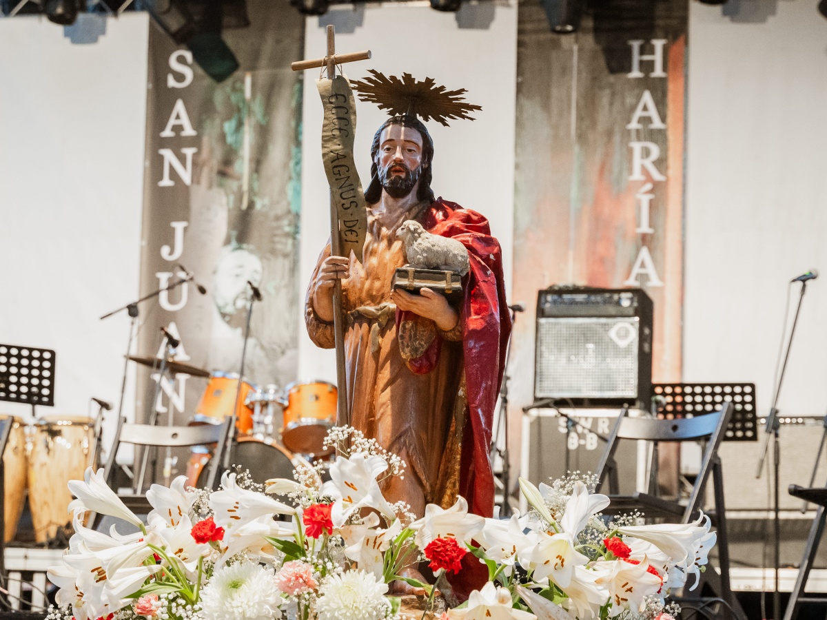 La cita congregó a agrupaciones folclóricas, parrandas y romeros en uno de los actos más multitudinarios de las Fiestas Patronales de 2026