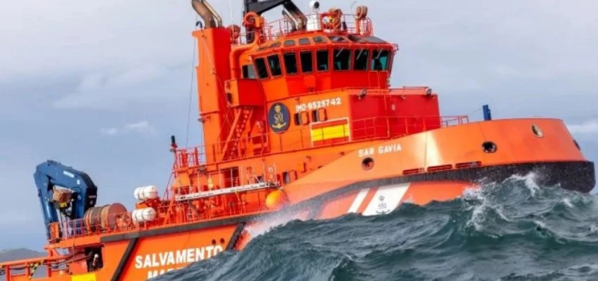 La embarcación quedó sin gobierno a unas 70 millas de la isla y la intervención no concluyó hasta las dos de la madrugada en el puerto de Los Mármoles