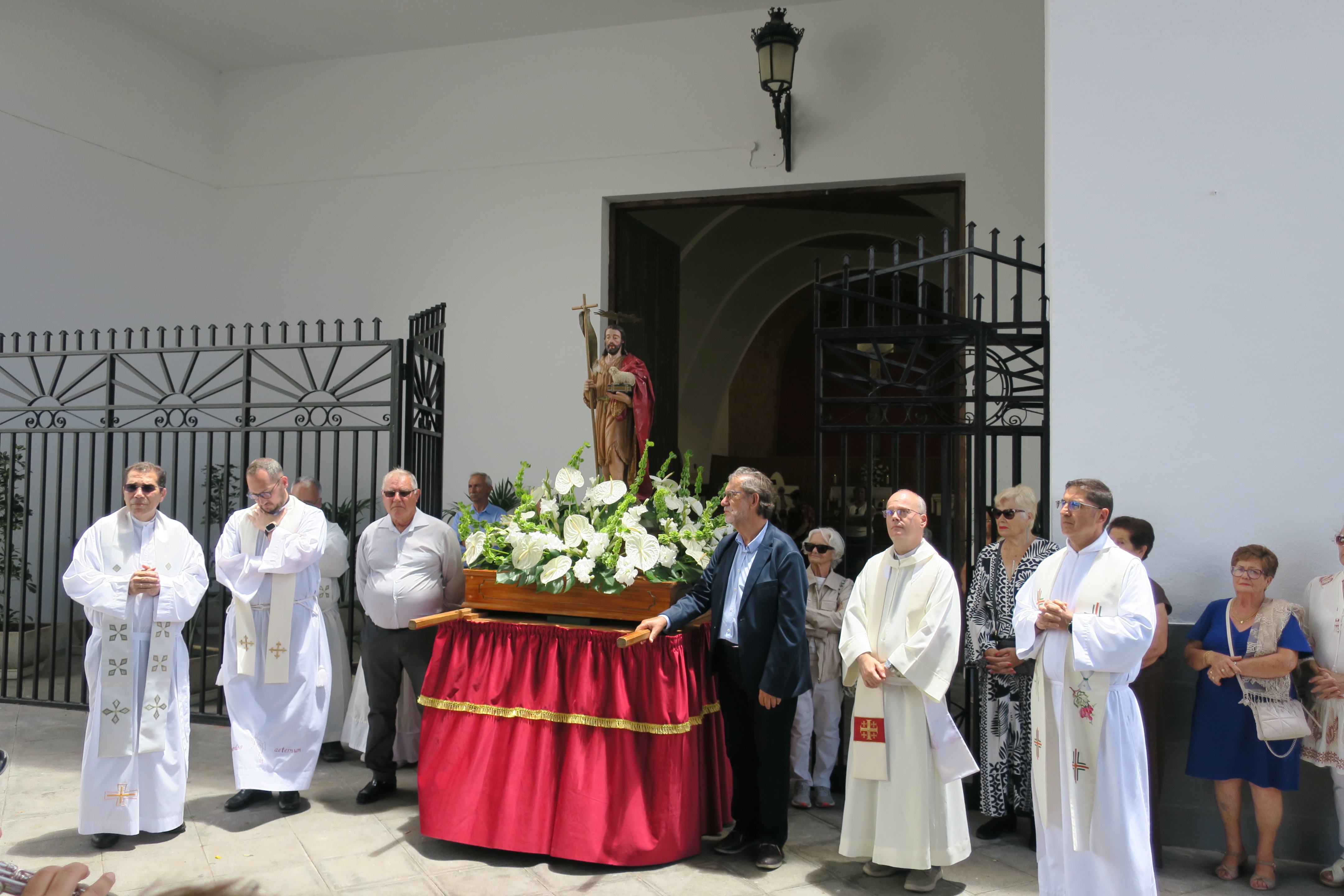 La imagen del patrón recorre el casco histórico acompañada por vecinos, vecinas y visitantes en uno de los actos más emotivos de las fiestas patronales La imagen del patrón recorre el casco histórico acompañada por vecinos, vecinas y visitantes en uno de los actos más emotivos de las fiestas patronales