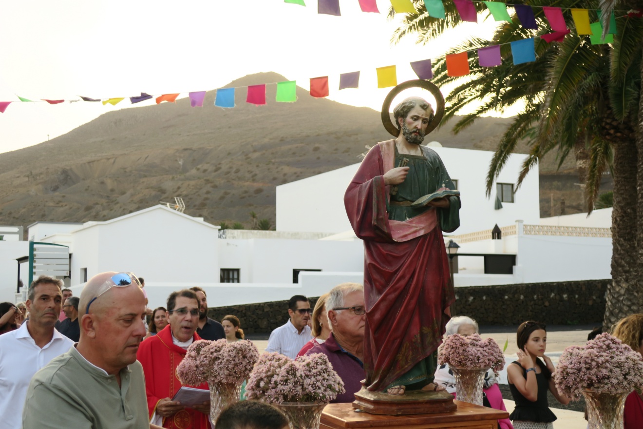 La imagen del patrón recorrió las principales calles, tras la eucaristía celebrada en la iglesia del pueblo