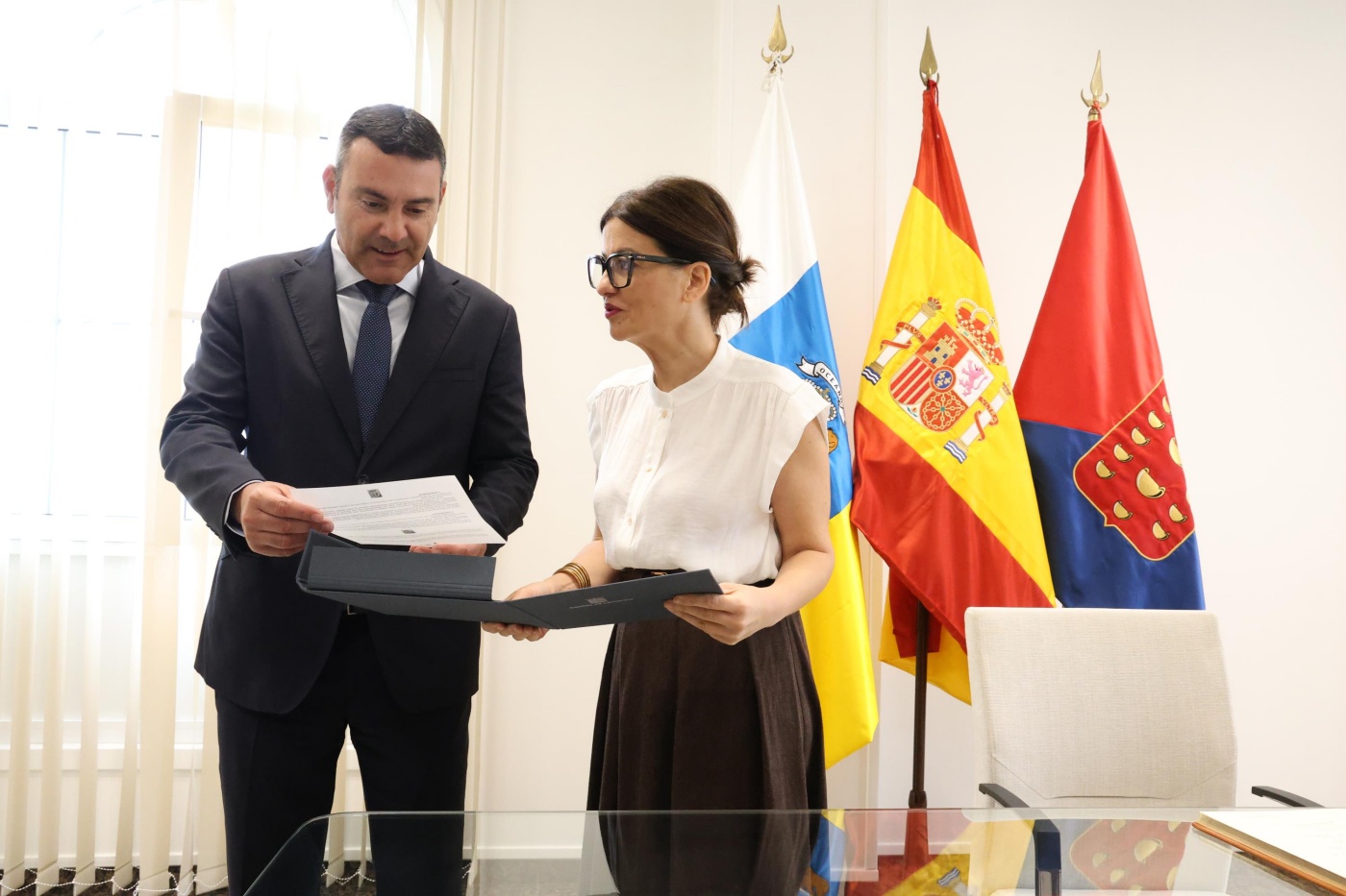 La Ministra de juventud visitó el Cabildo para conocer la situación de los menores inmigrantes La Ministra de juventud visitó el Cabildo para conocer la situación de los menores inmigrantes