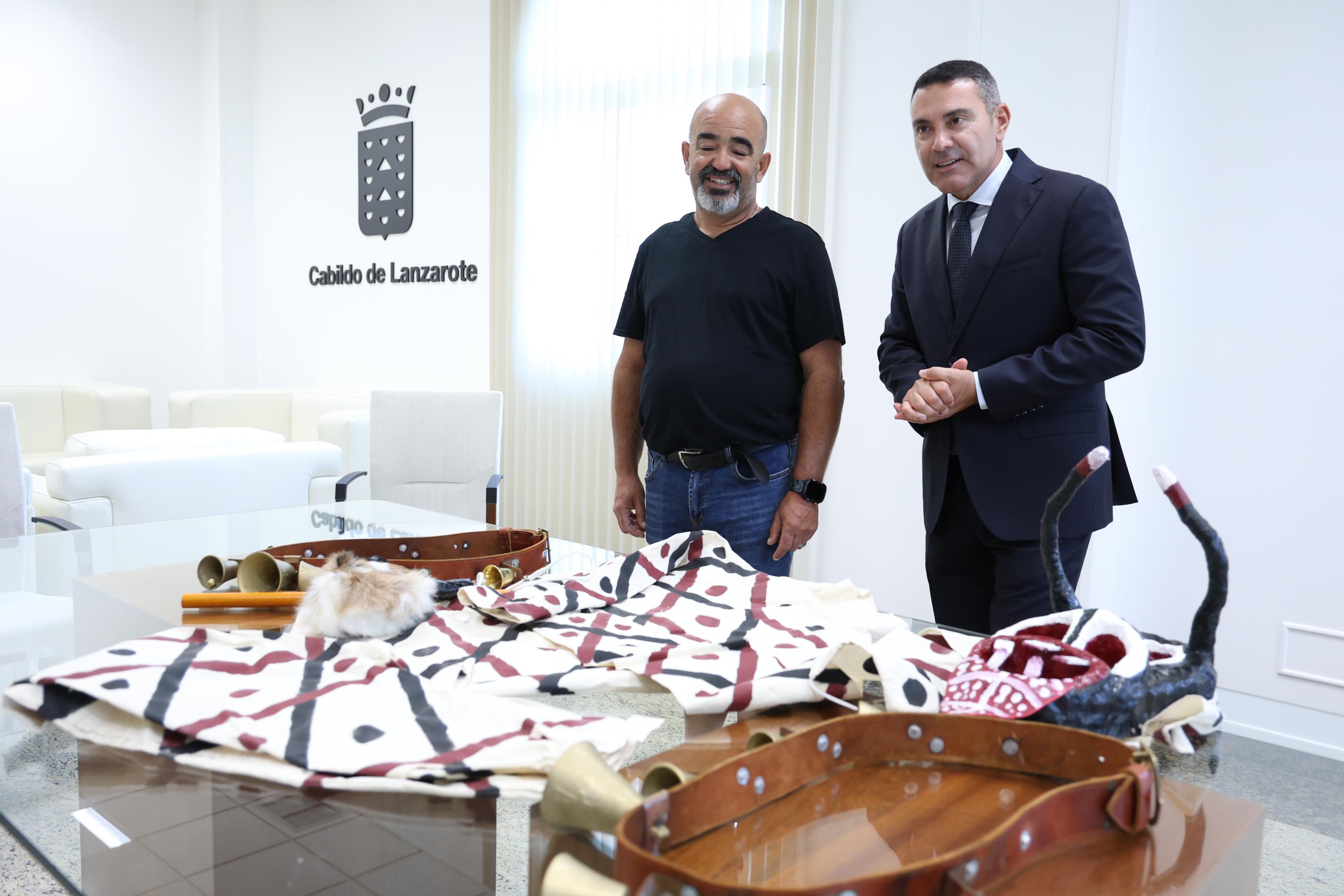 El objetivo es formalizar la entrega de una vestimenta tradicional que formará parte del espacio dedicado a la herencia canaria en San Antonio de Texas El objetivo es formalizar la entrega de una vestimenta tradicional que formará parte del espacio dedicado a la herencia canaria en San Antonio de Texas