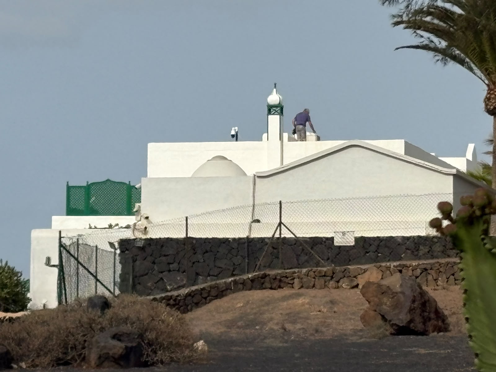 El presidente del Gobierno, que llegará a Lanzarote en torno al 3 de agosto, instala más cámaras de seguridad en el entorno del Palacio e incluso en la parte trasera del inmueble El presidente del Gobierno, que llegará a Lanzarote en torno al 3 de agosto, instala más cámaras de seguridad en el entorno del Palacio e incluso en la parte trasera del inmueble
