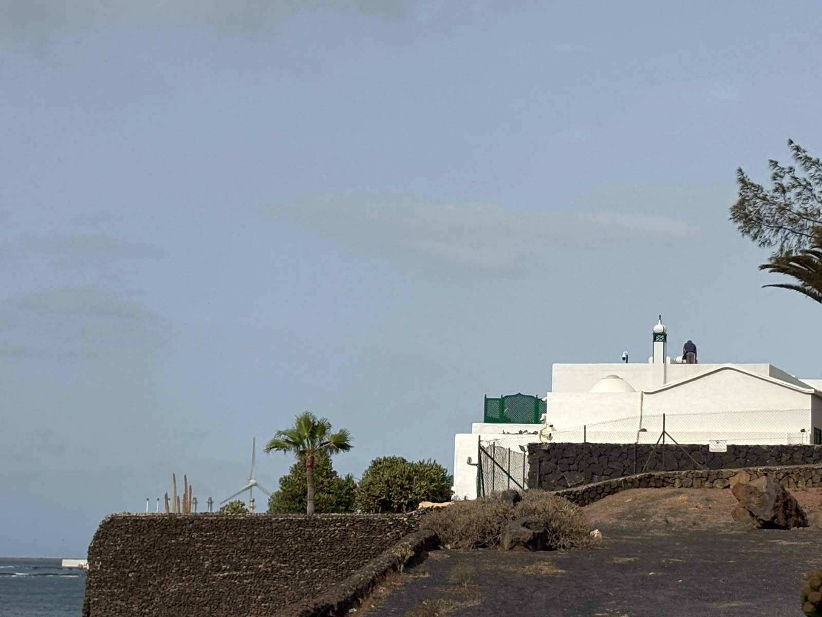 El presidente del Gobierno, que llegará a Lanzarote en torno al 3 de agosto, instala más cámaras de seguridad en el entorno del Palacio e incluso en la parte trasera del inmueble El presidente del Gobierno, que llegará a Lanzarote en torno al 3 de agosto, instala más cámaras de seguridad en el entorno del Palacio e incluso en la parte trasera del inmueble