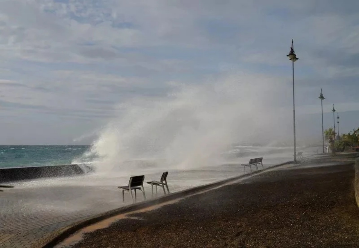 La Aemet mantiene el aviso amarillo por viento en la Isla, mientras Emergencias activa la prealerta por rachas intensas en el interior de Lanzarote La Aemet mantiene el aviso amarillo por viento en la Isla, mientras Emergencias activa la prealerta por rachas intensas en el interior de Lanzarote
