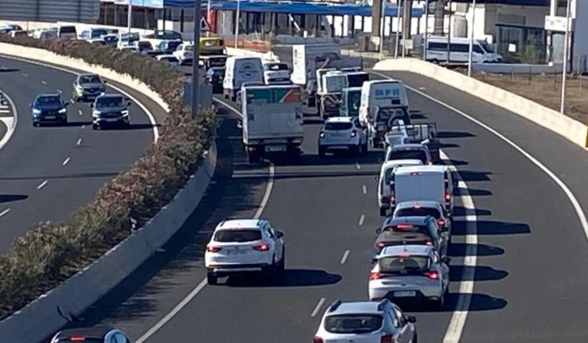 Obras de mantenimiento de la entrada hacia los cuarteles provocan retenciones de hasta quince minutos