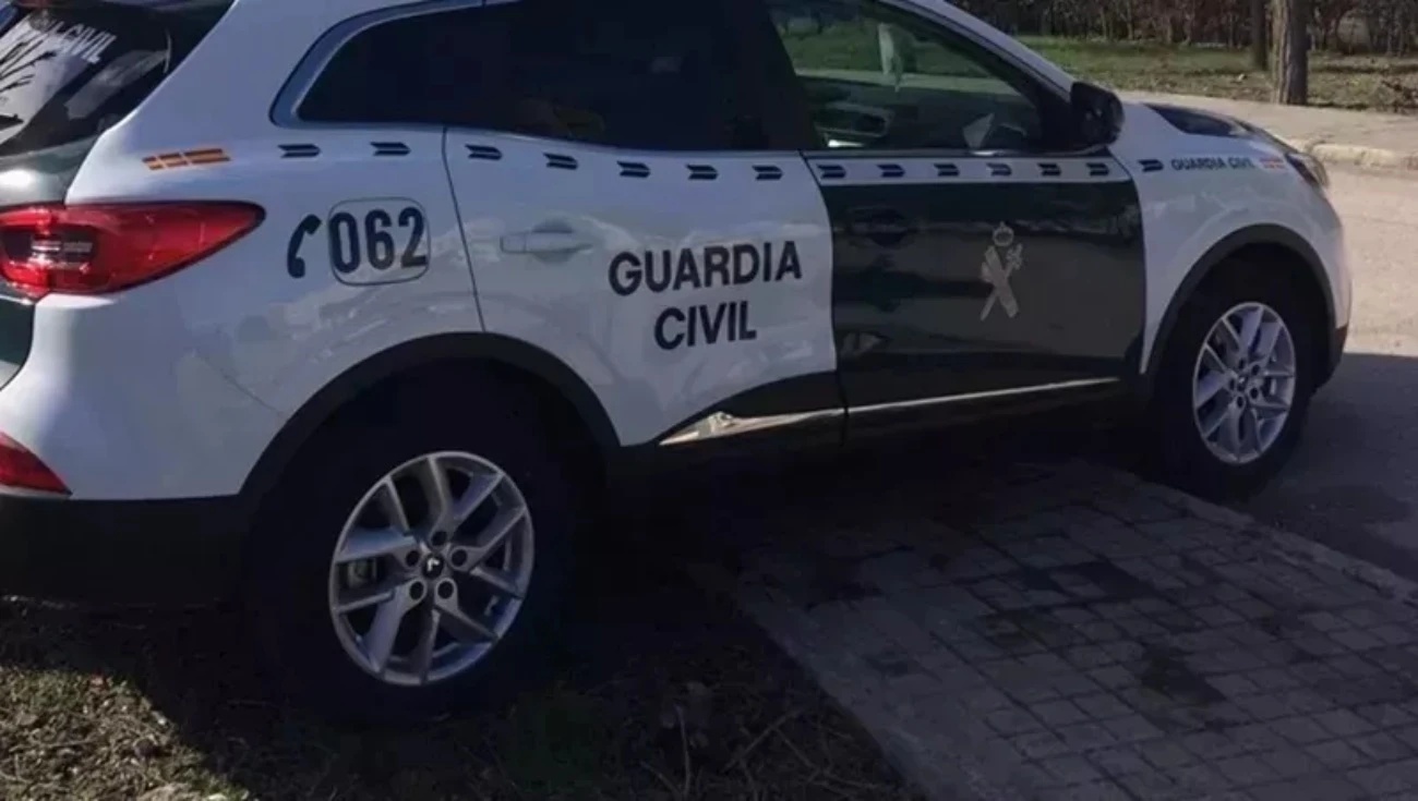 El accidente obligó a intervenir a los servicios de emergencia y los pasajeros tuvieron que abandonar los vehículos El accidente obligó a intervenir a los servicios de emergencia y los pasajeros tuvieron que abandonar los vehículos